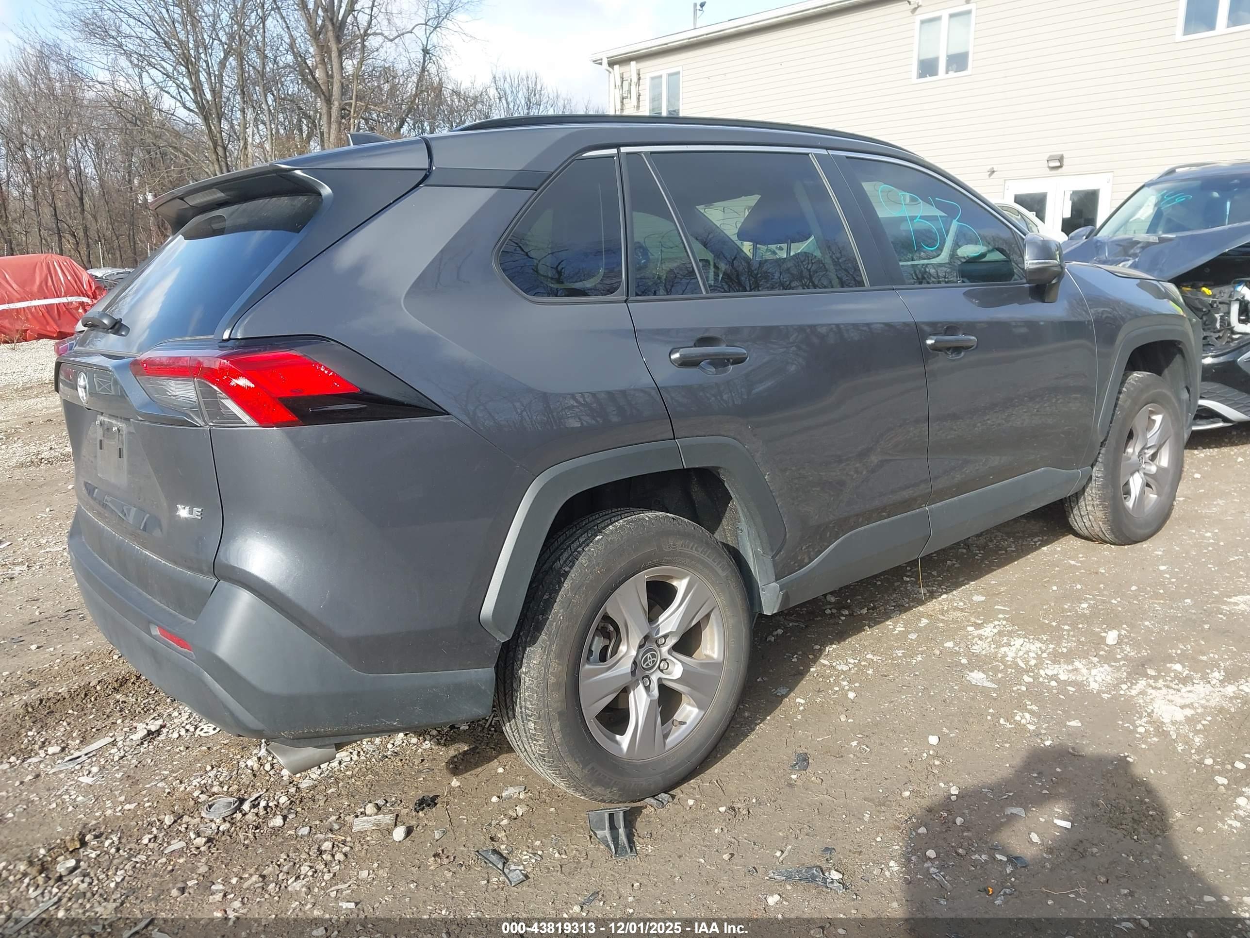 TOYOTA RAV4 image 4