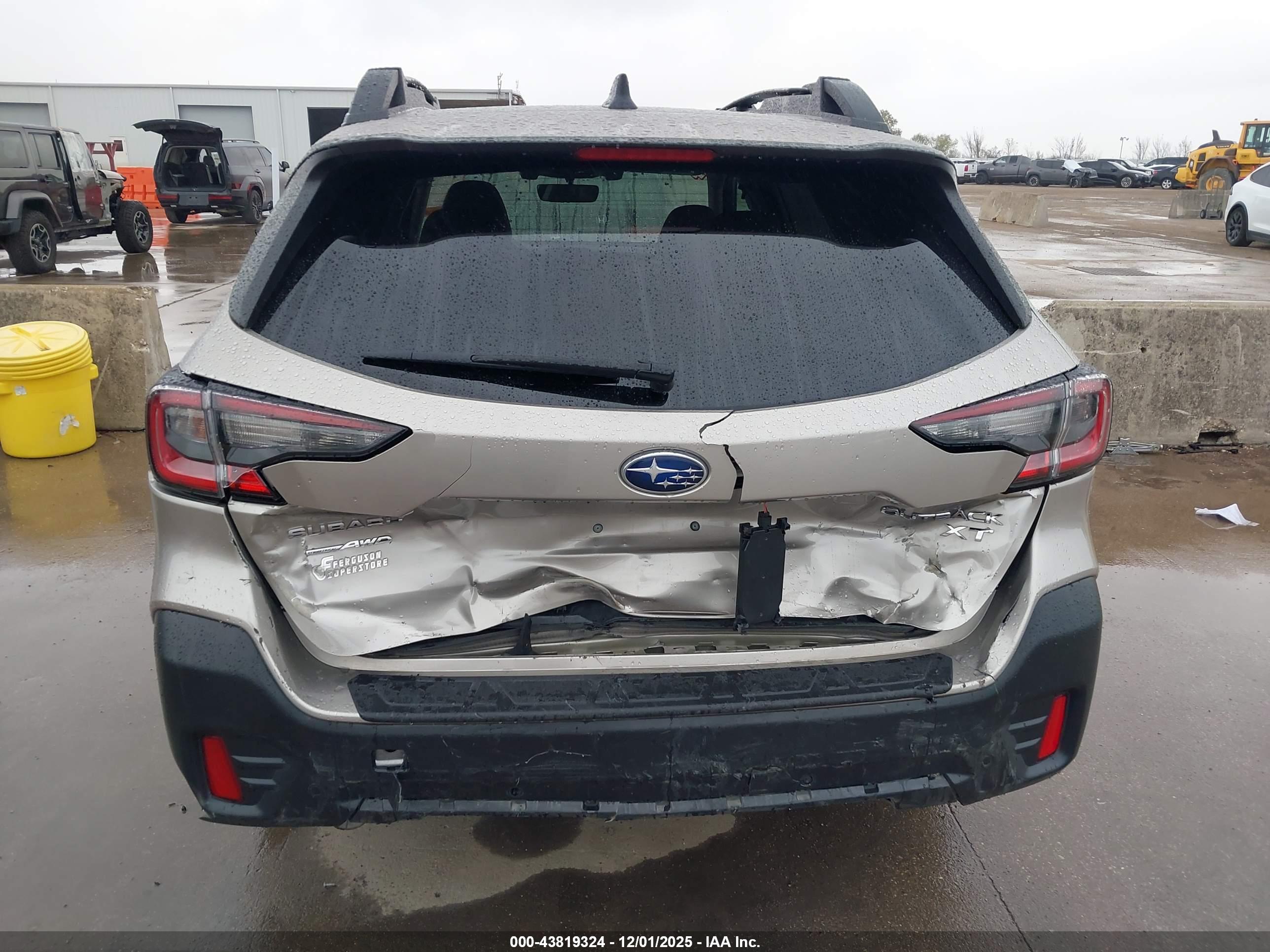 SUBARU OUTBACK image 6