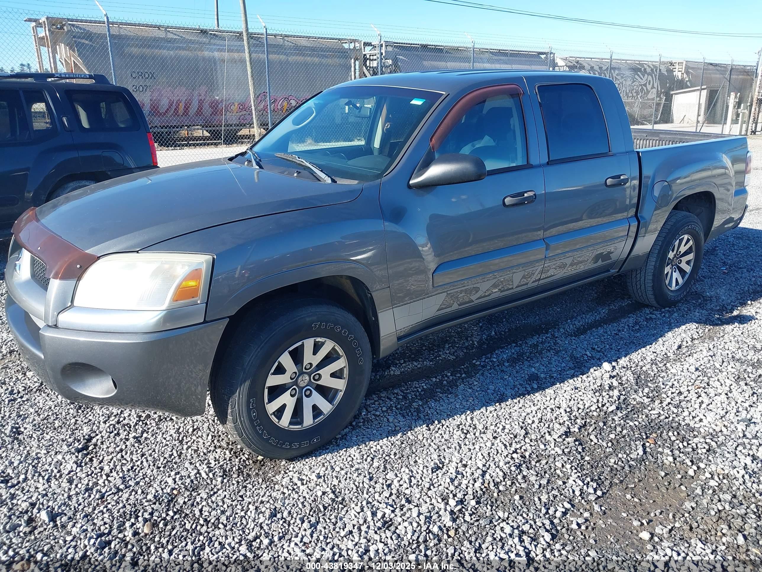 MITSUBISHI RAIDER image 2