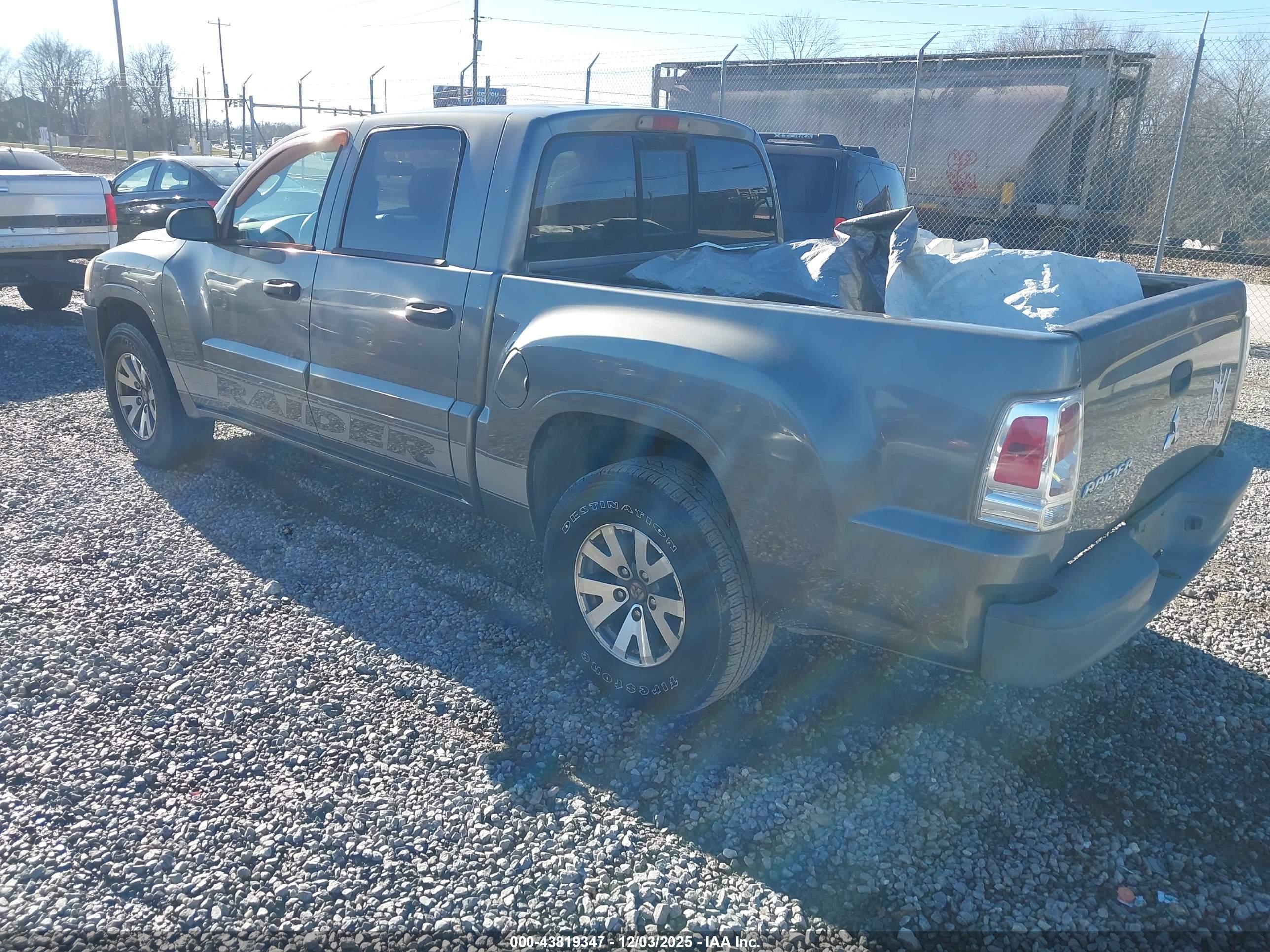 MITSUBISHI RAIDER image 3