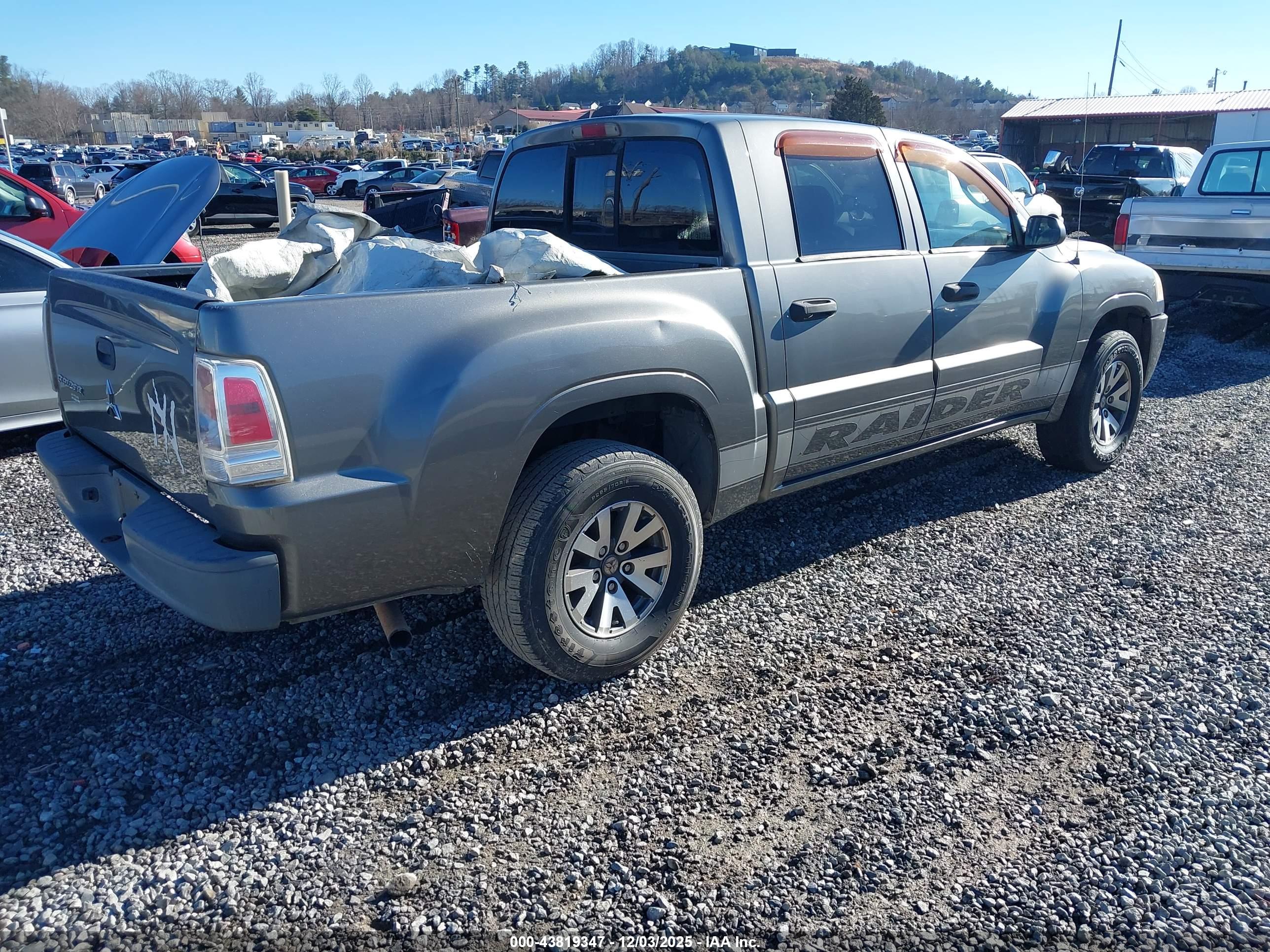MITSUBISHI RAIDER image 4