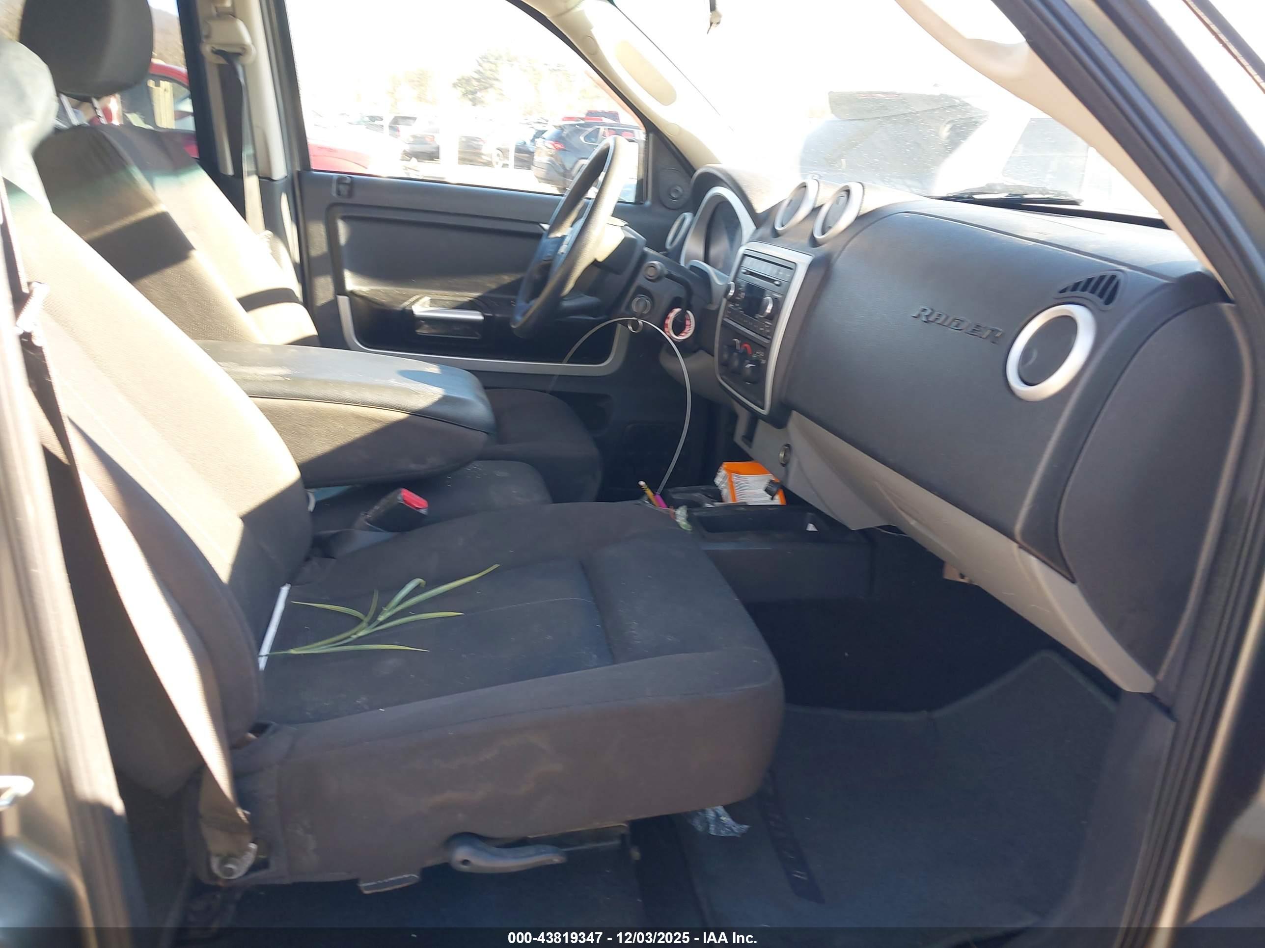 MITSUBISHI RAIDER image 5