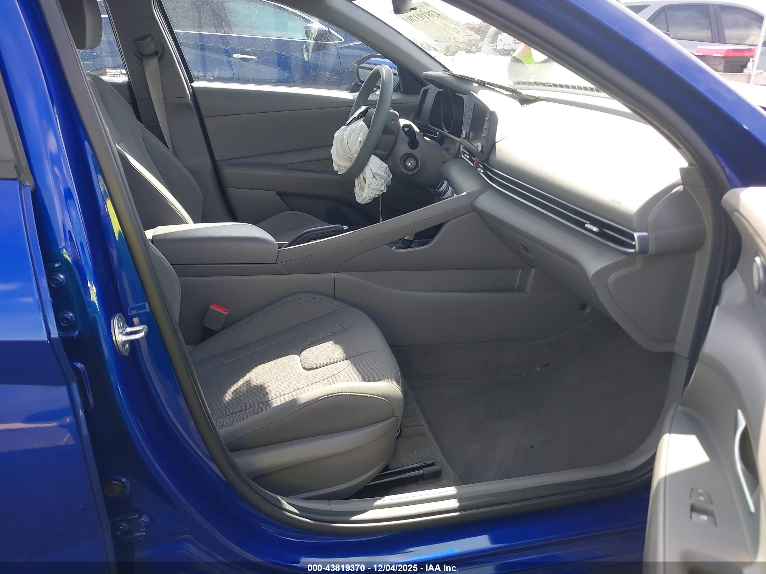 HYUNDAI ELANTRA image 5