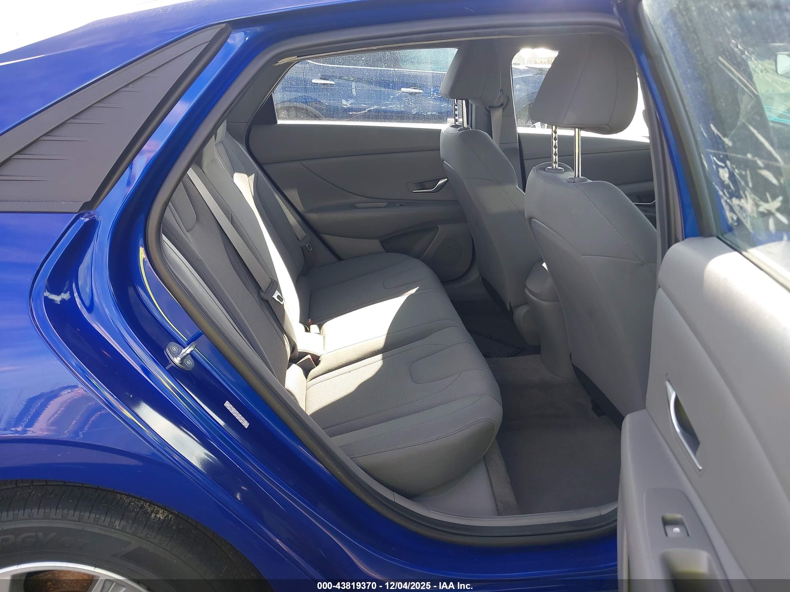 HYUNDAI ELANTRA image 8