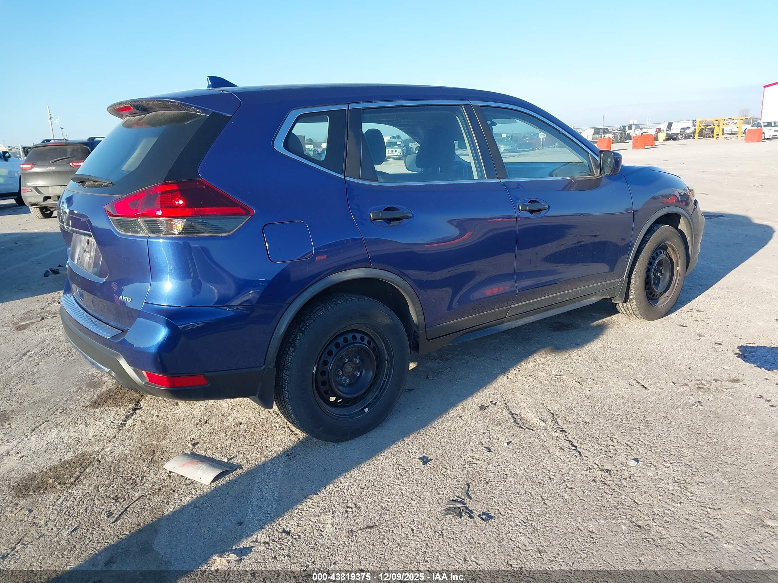 NISSAN ROGUE image 4