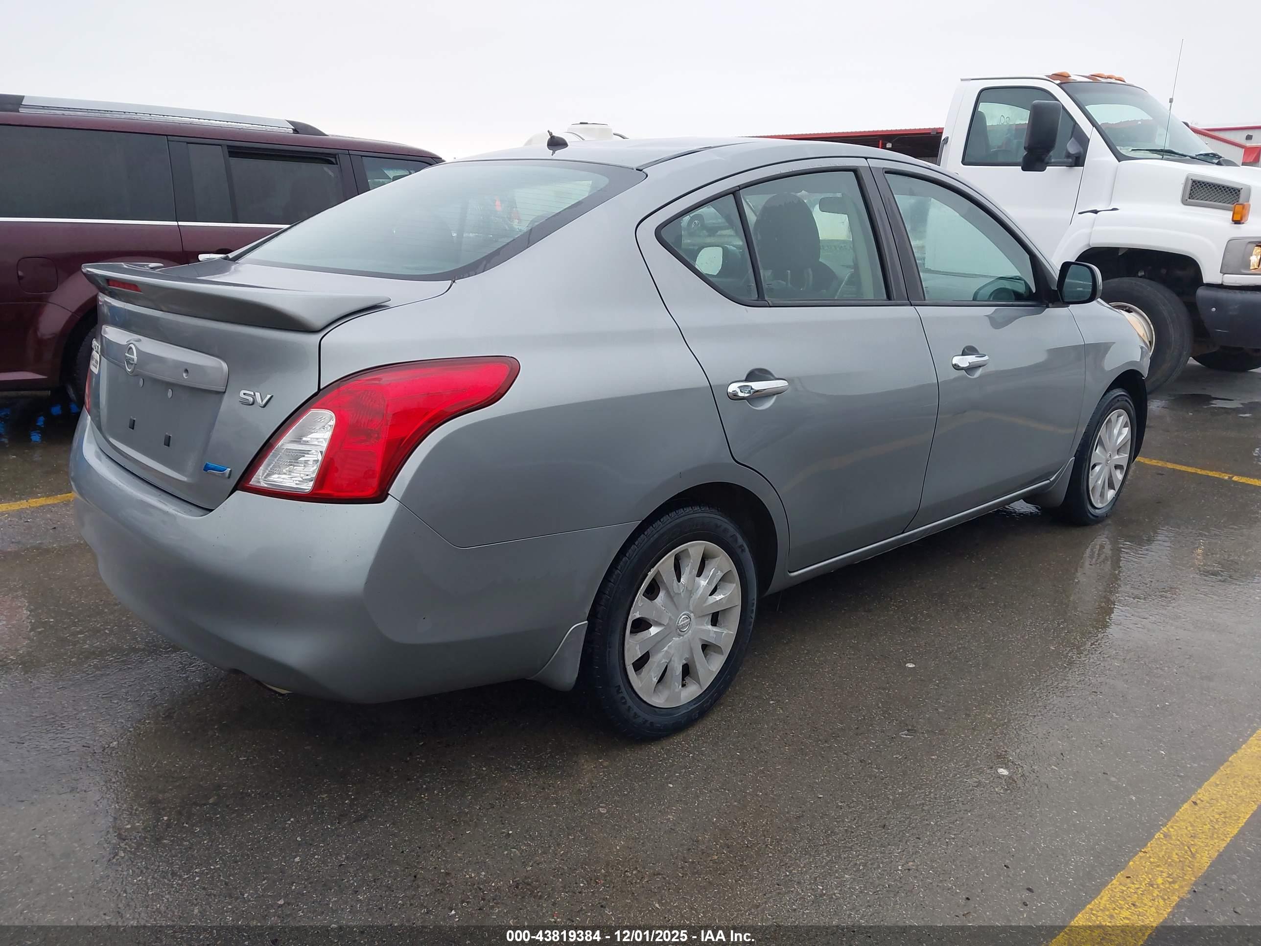 NISSAN VERSA image 4