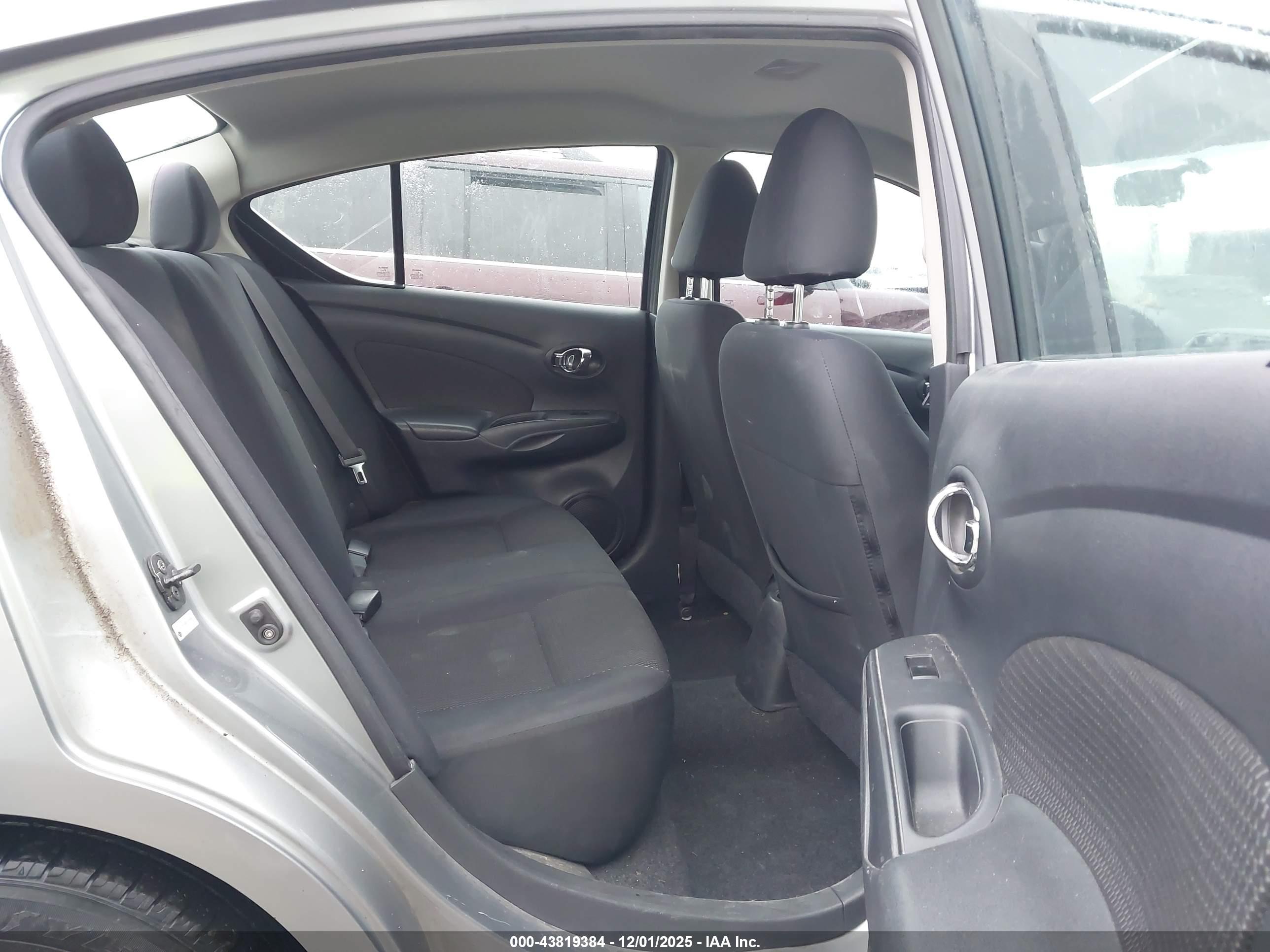 NISSAN VERSA image 8