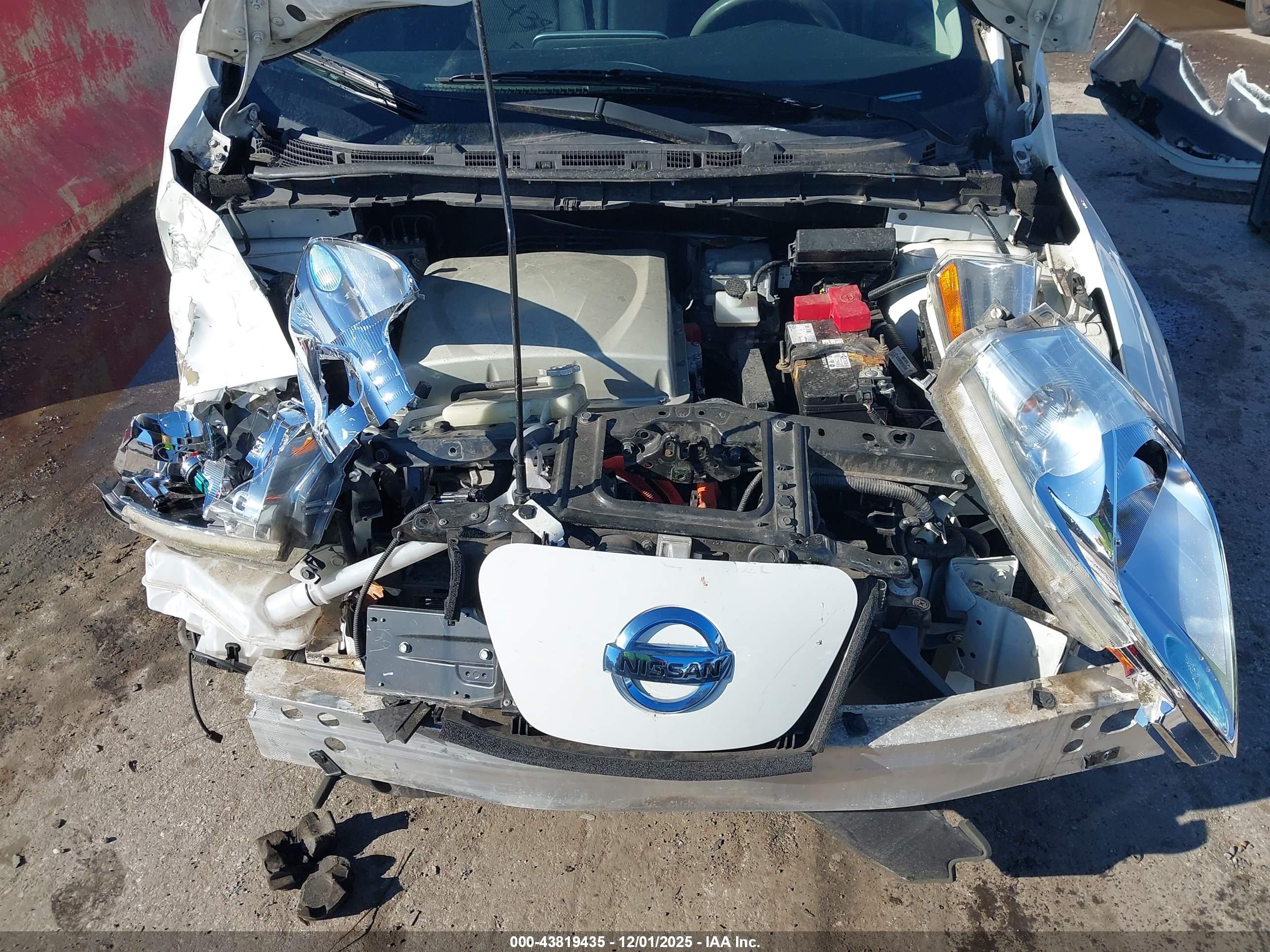 NISSAN LEAF image 10