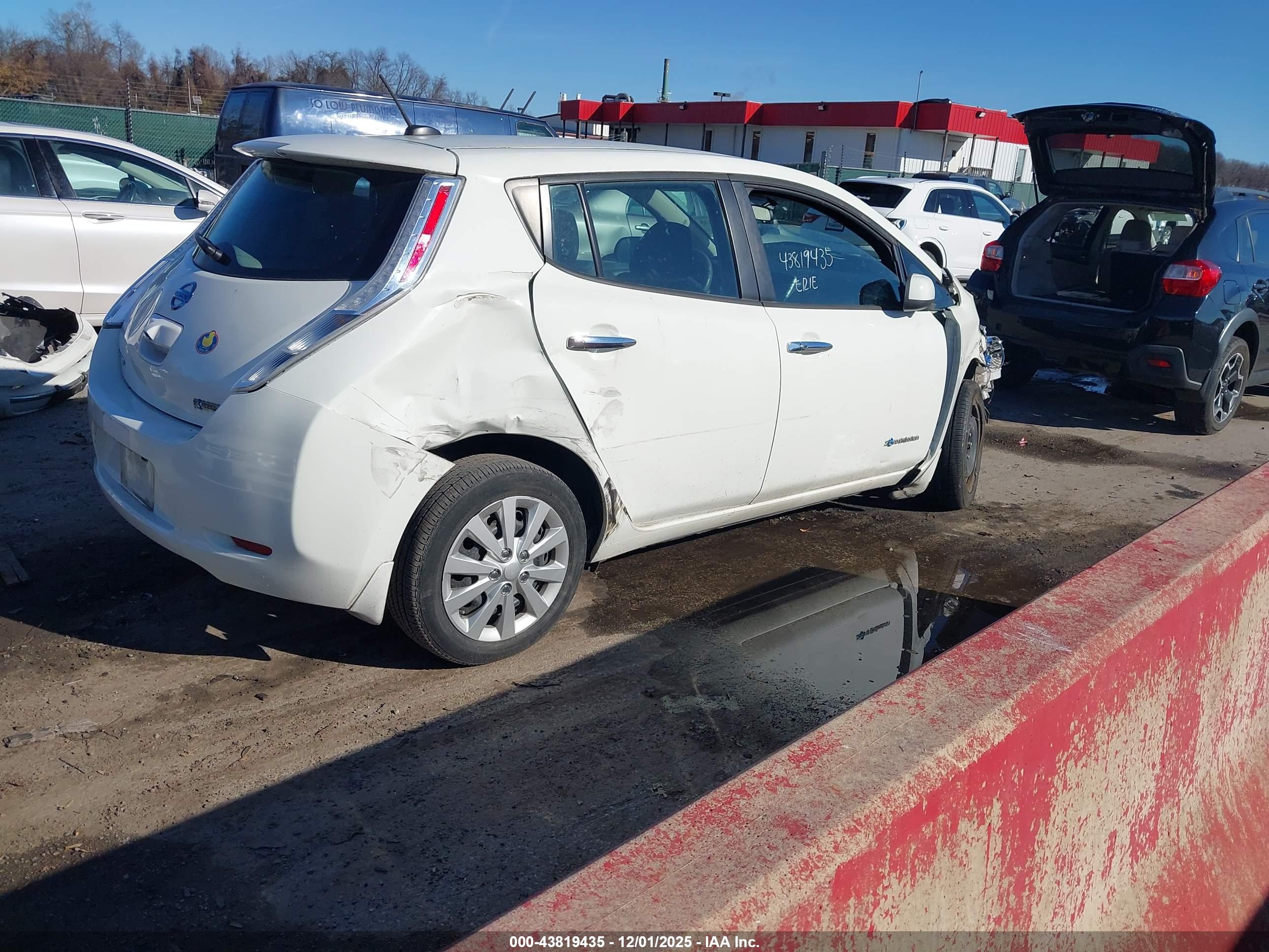 NISSAN LEAF image 4