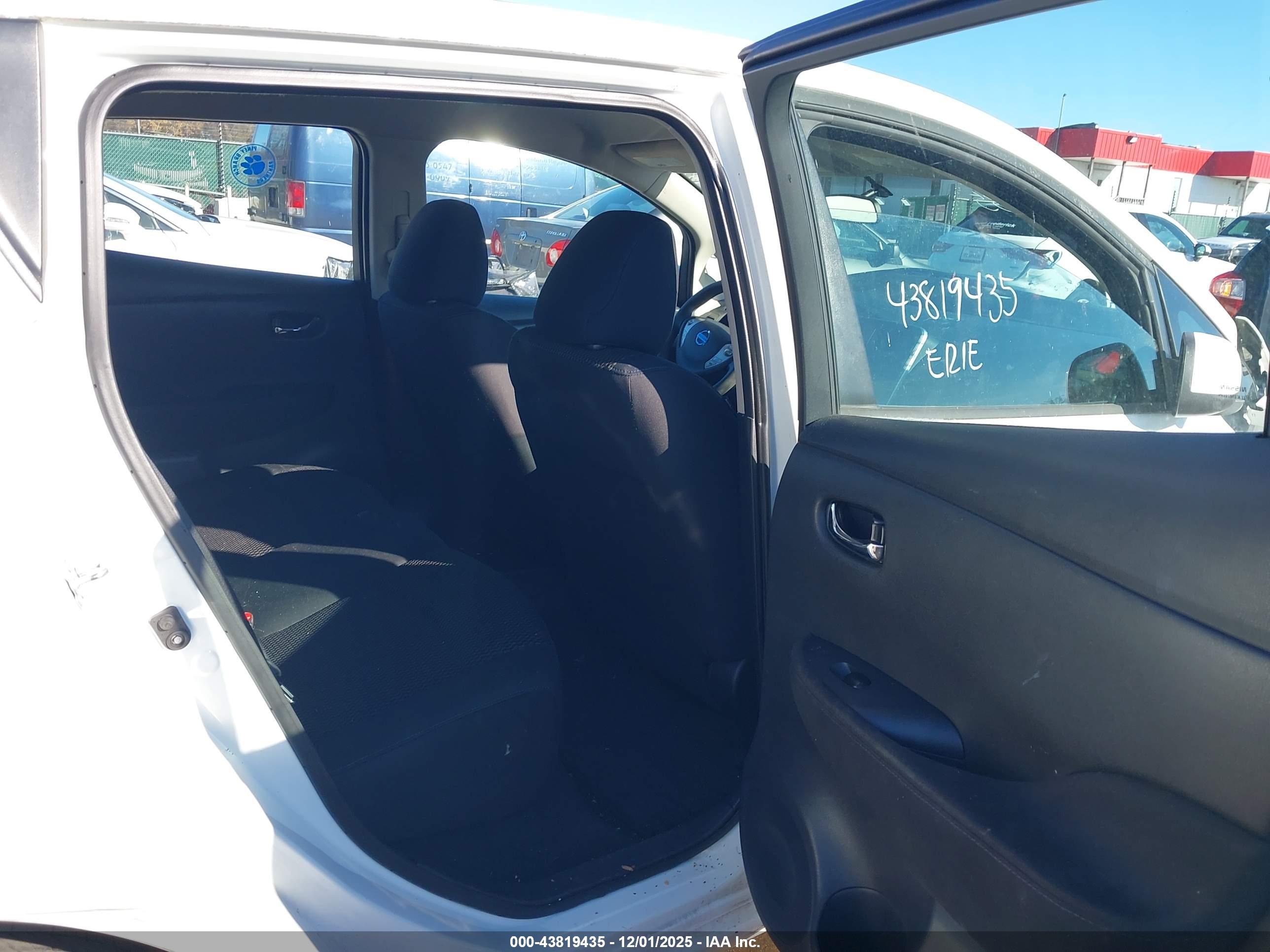 NISSAN LEAF image 8