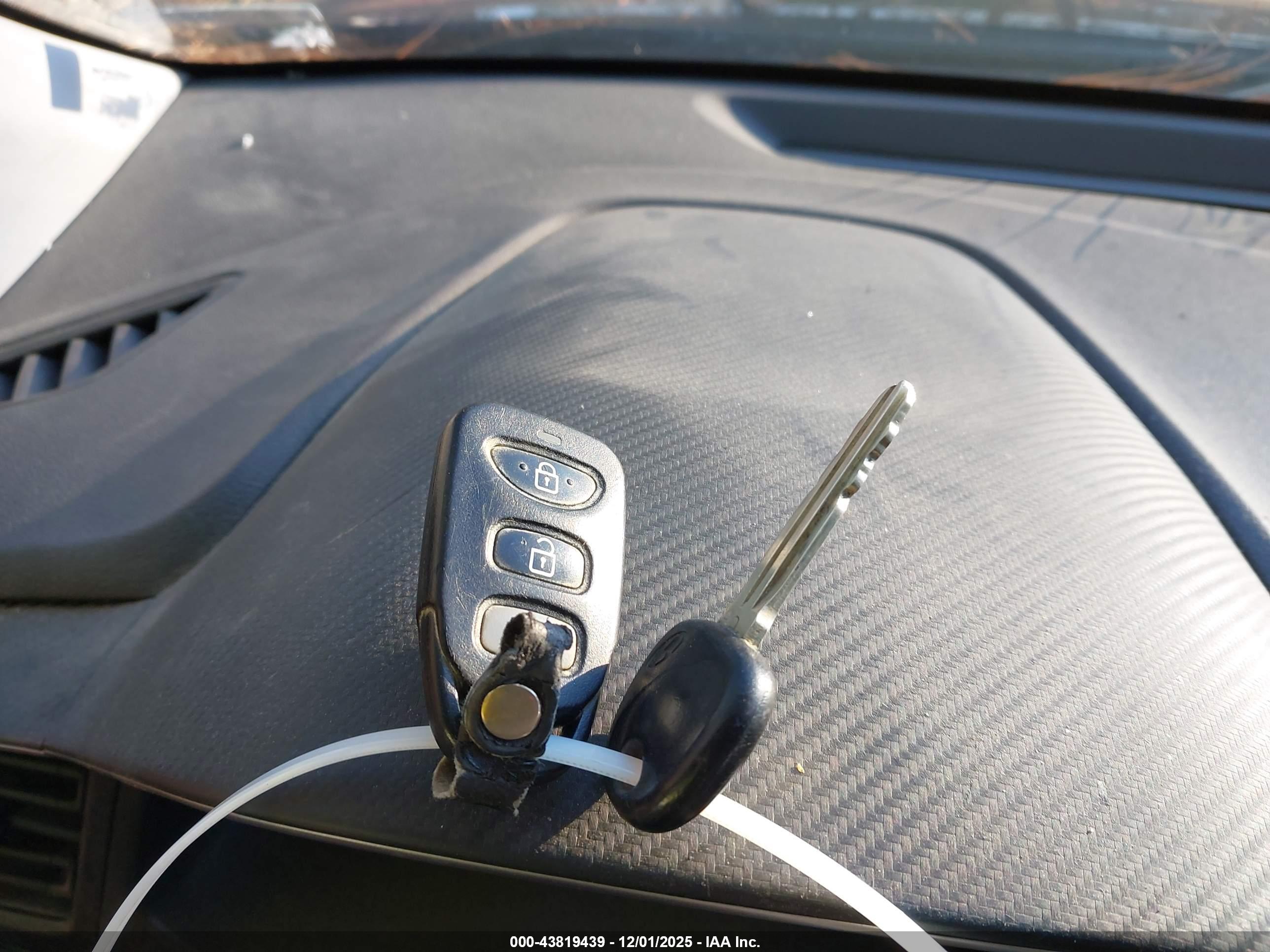 HYUNDAI ELANTRA image 11