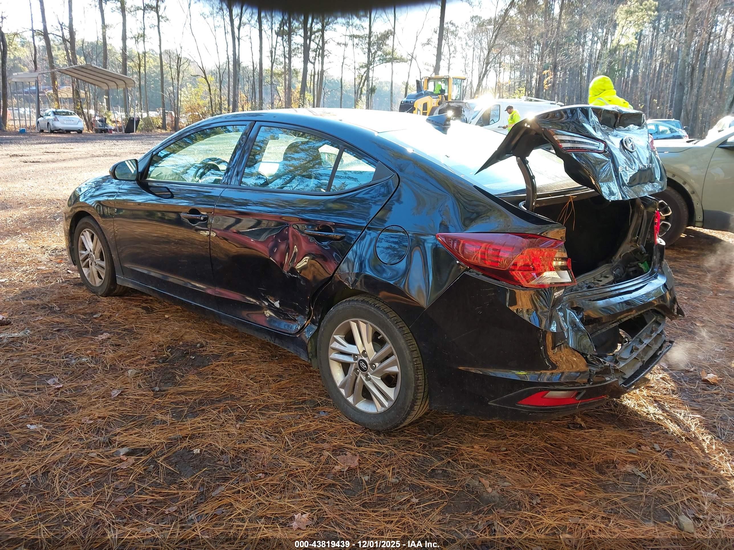 HYUNDAI ELANTRA image 3