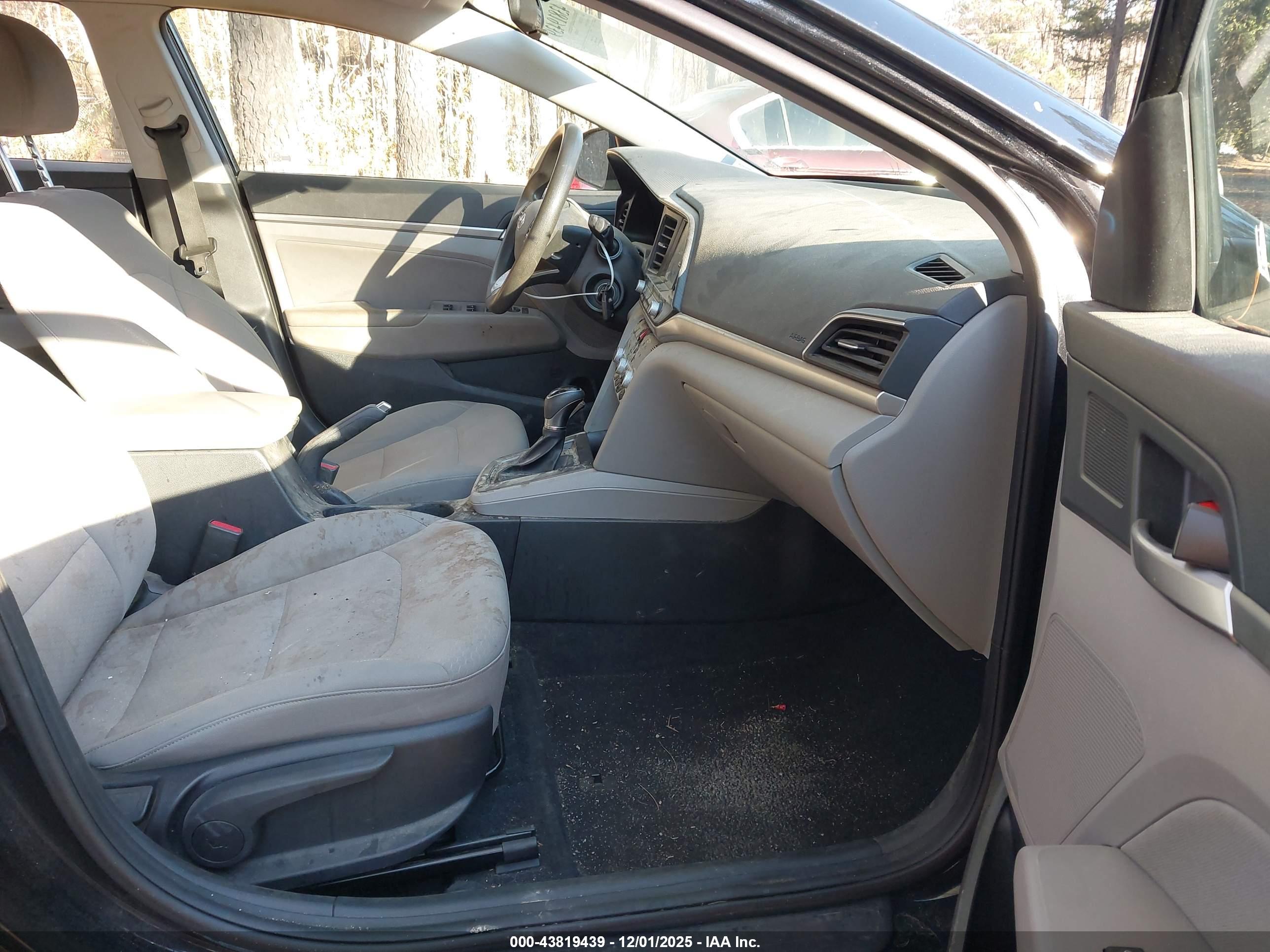 HYUNDAI ELANTRA image 5