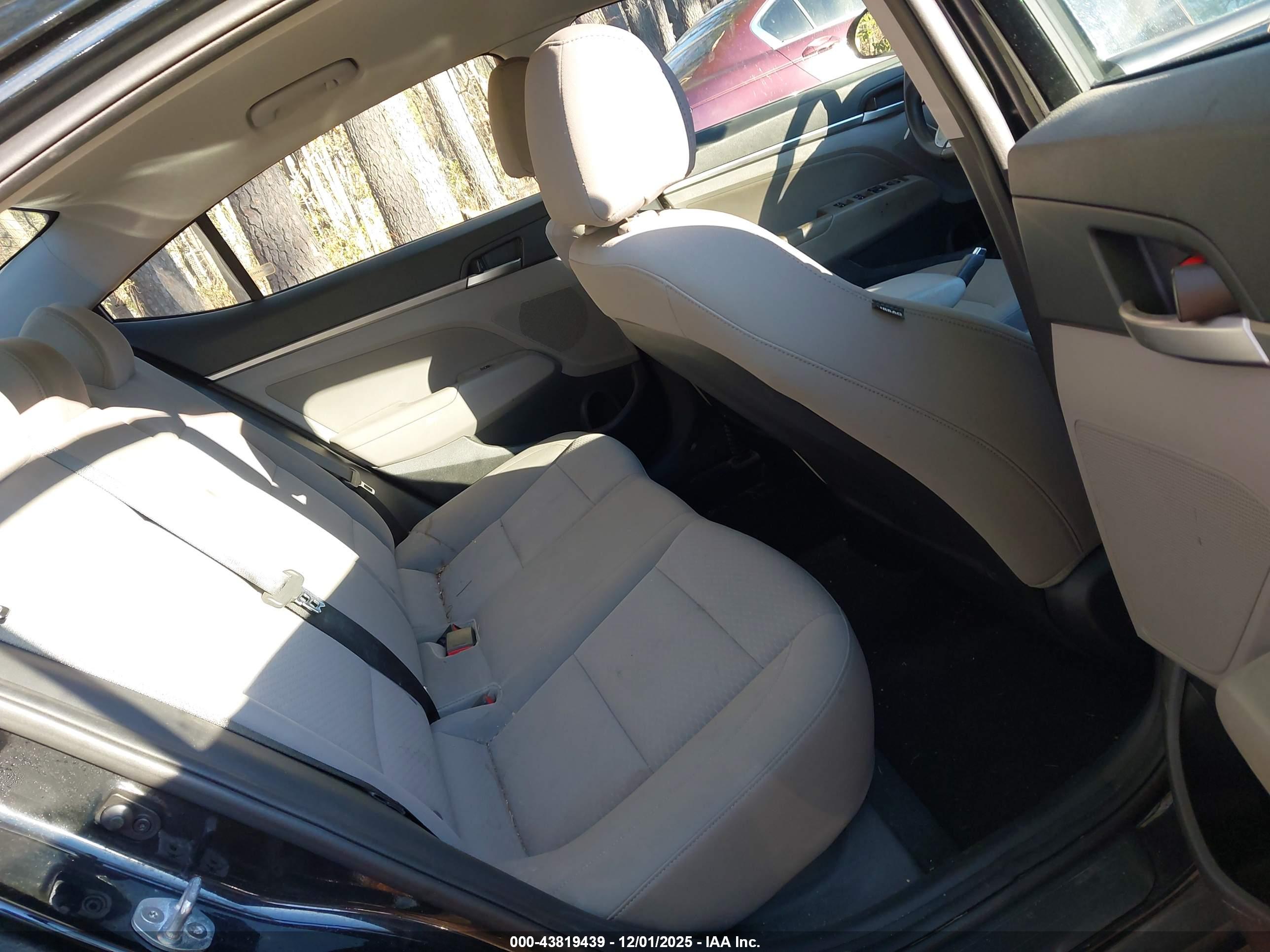 HYUNDAI ELANTRA image 8