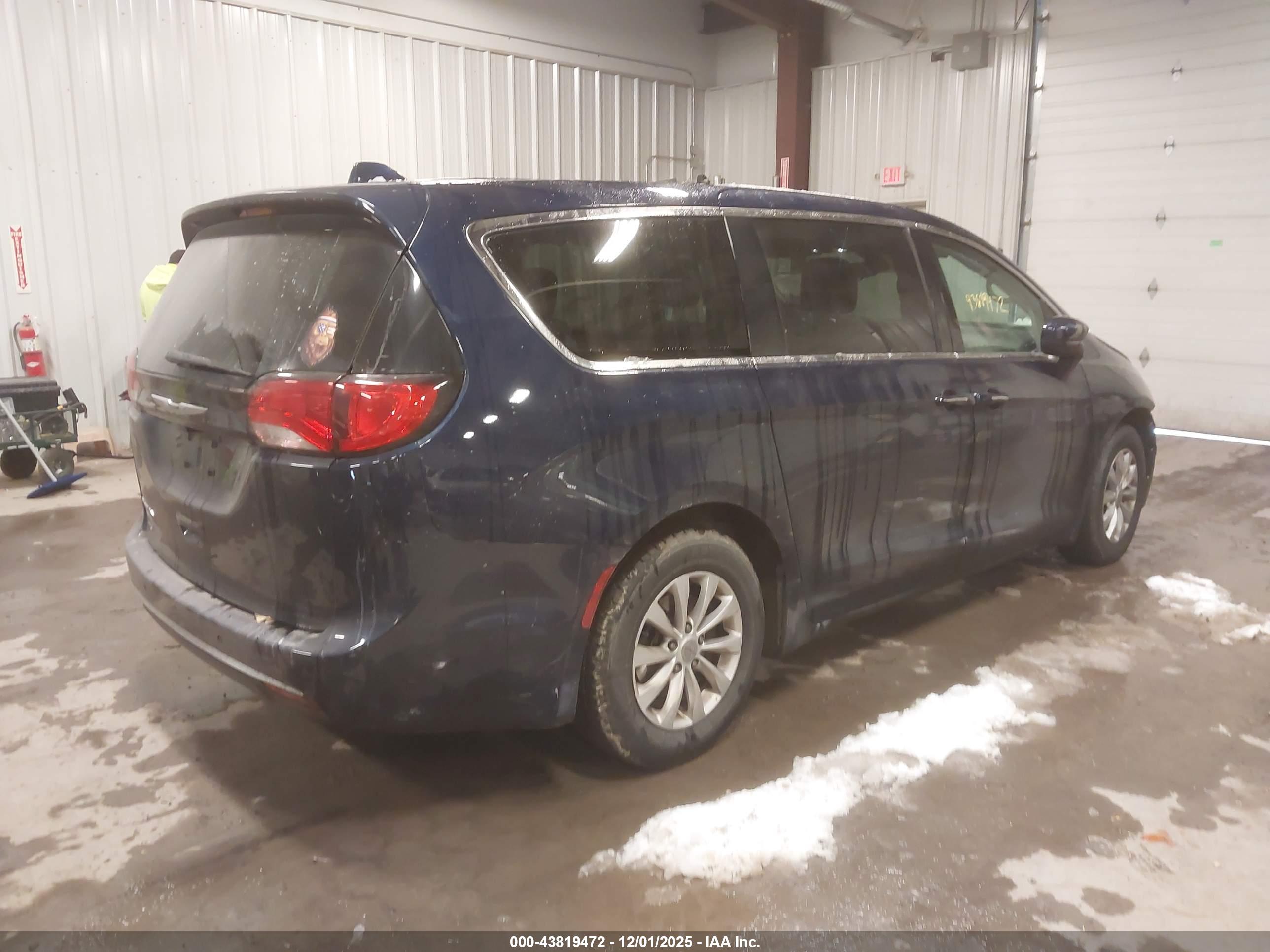 CHRYSLER PACIFICA image 4