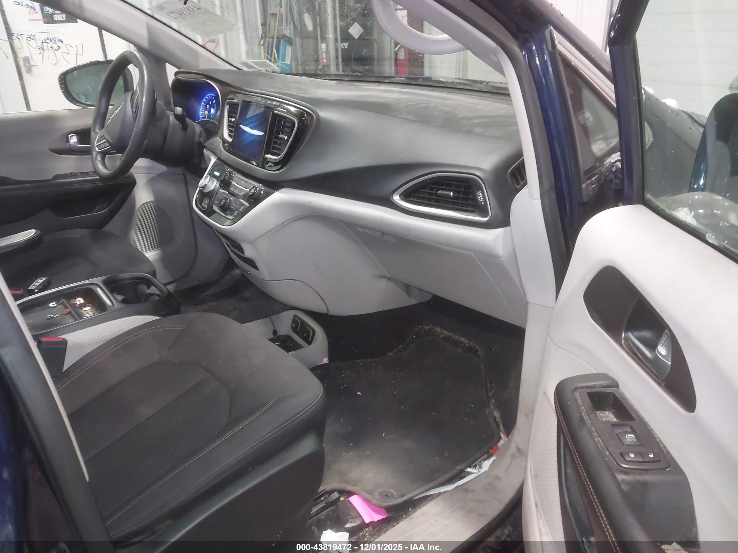 CHRYSLER PACIFICA image 5