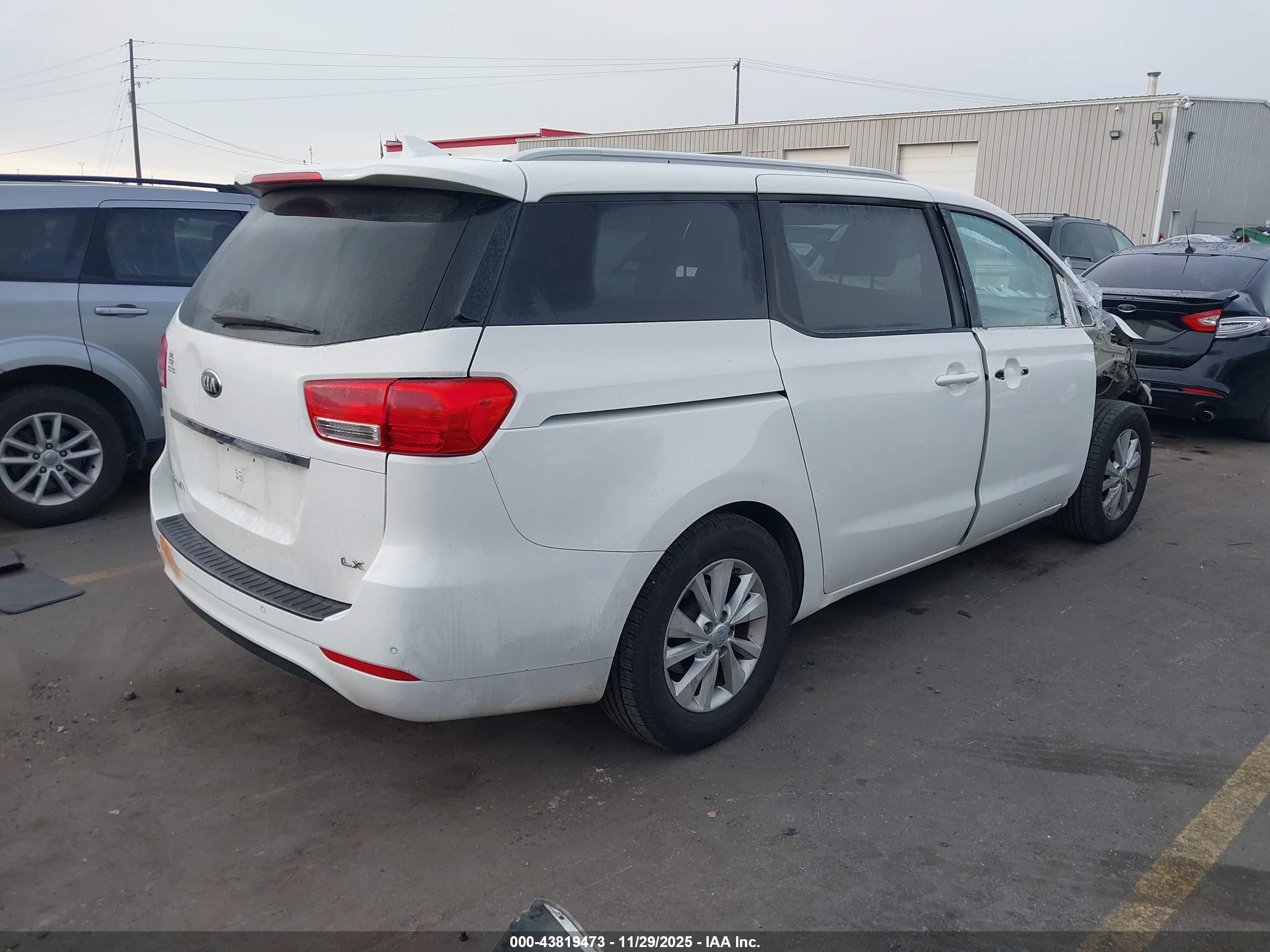 KIA SEDONA image 4