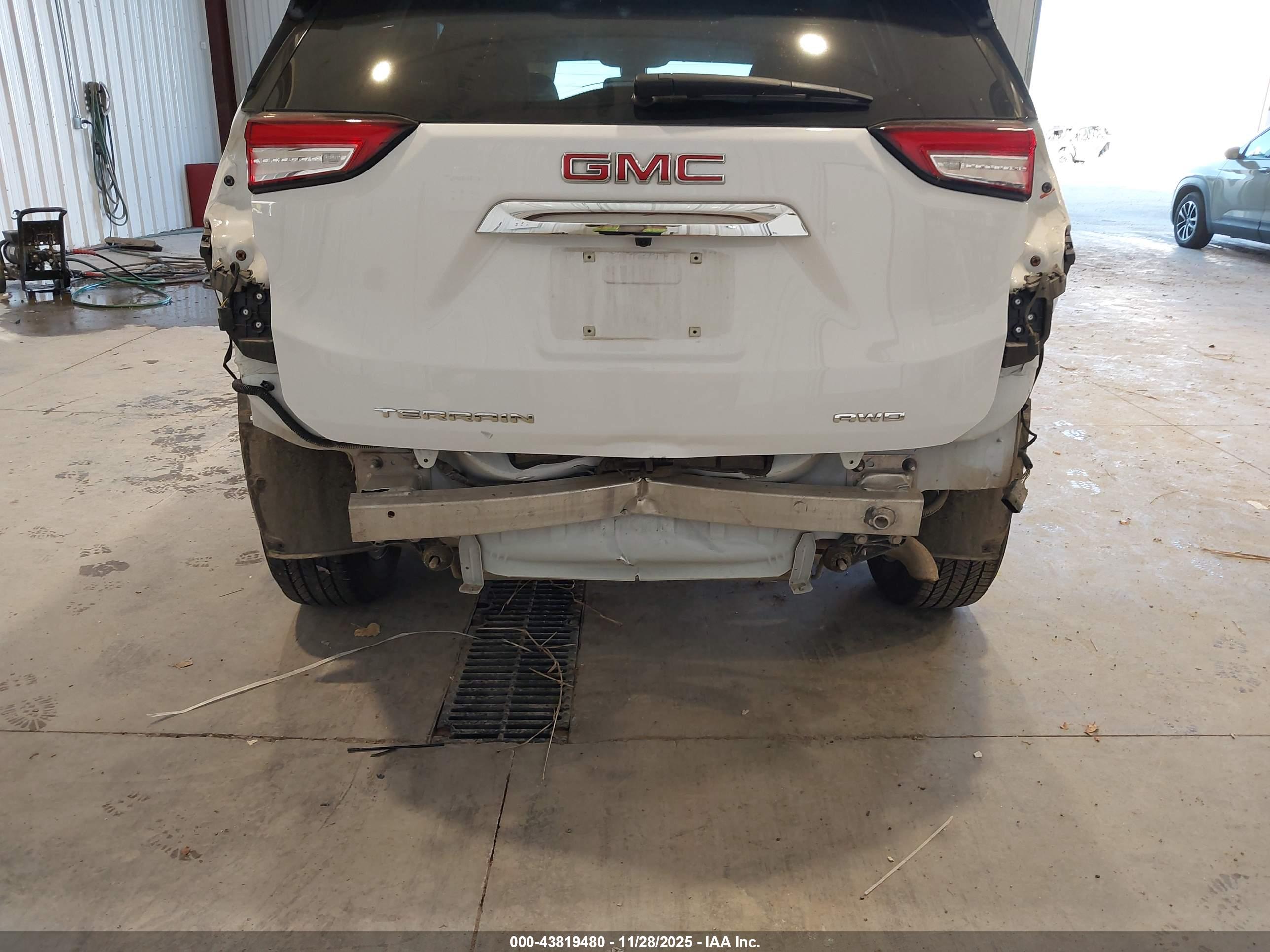 GMC TERRAIN image 6