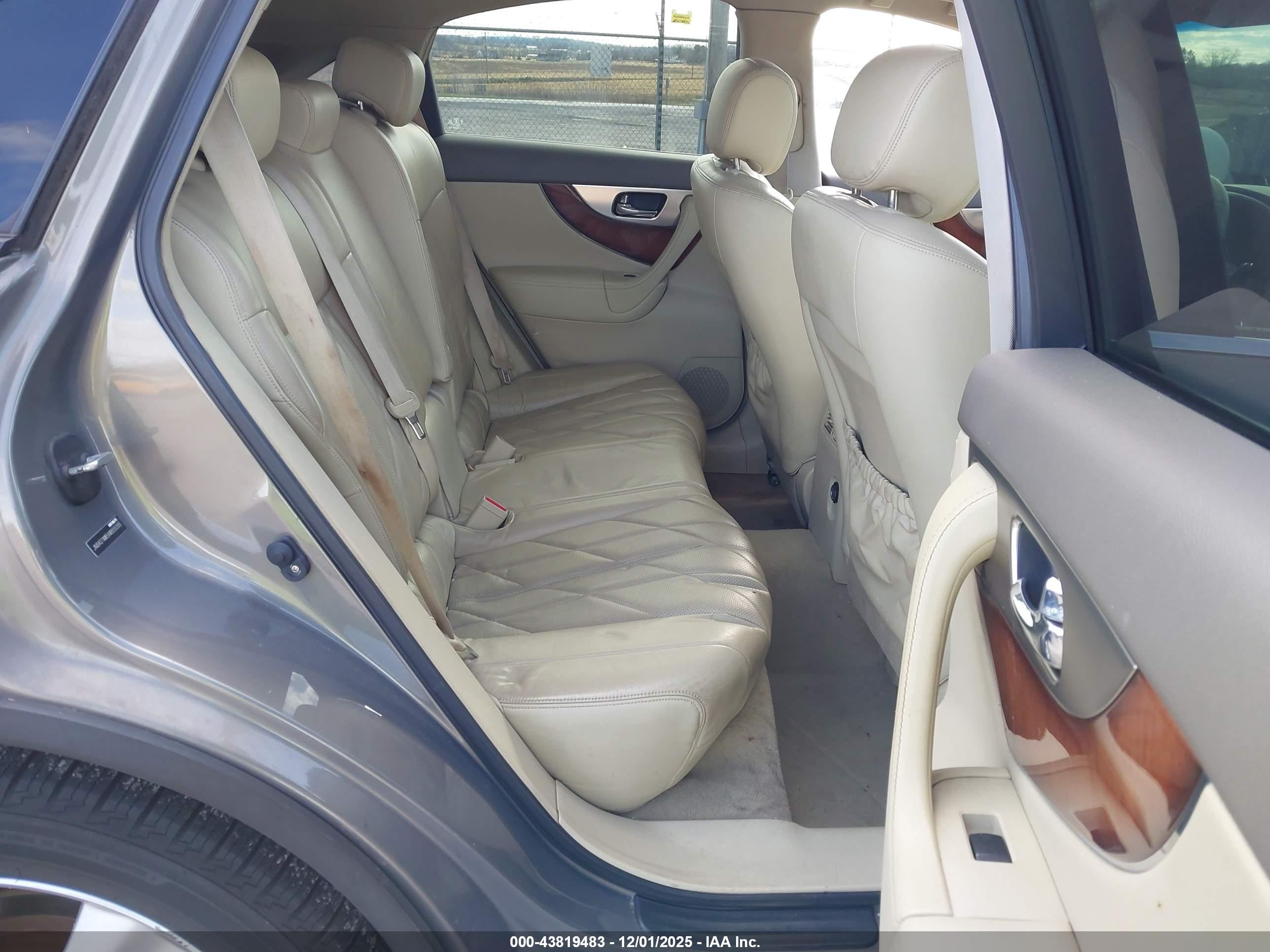 INFINITI FX35 image 8