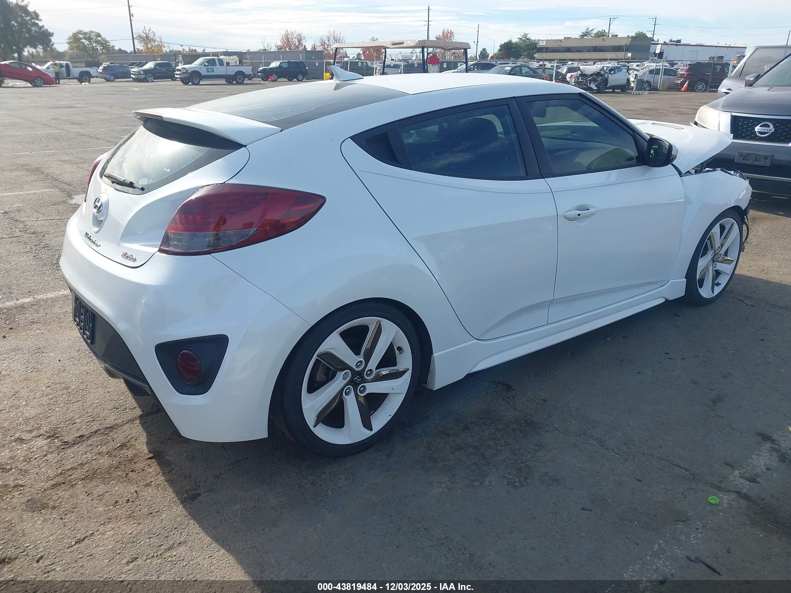HYUNDAI VELOSTER image 4