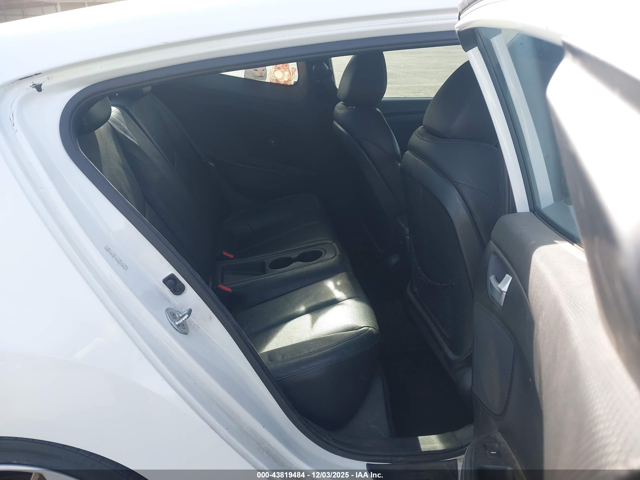 HYUNDAI VELOSTER image 8