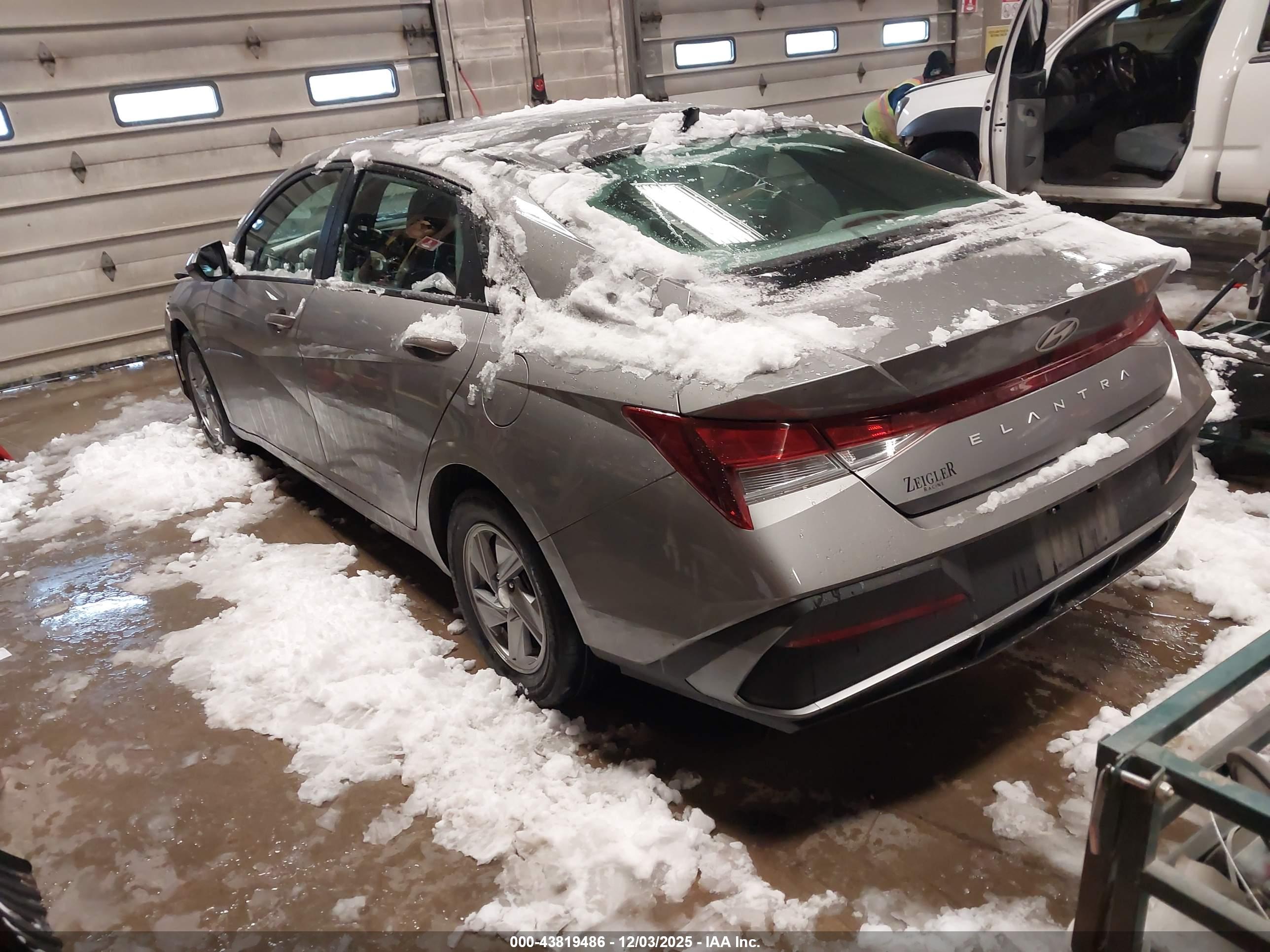 HYUNDAI ELANTRA image 3