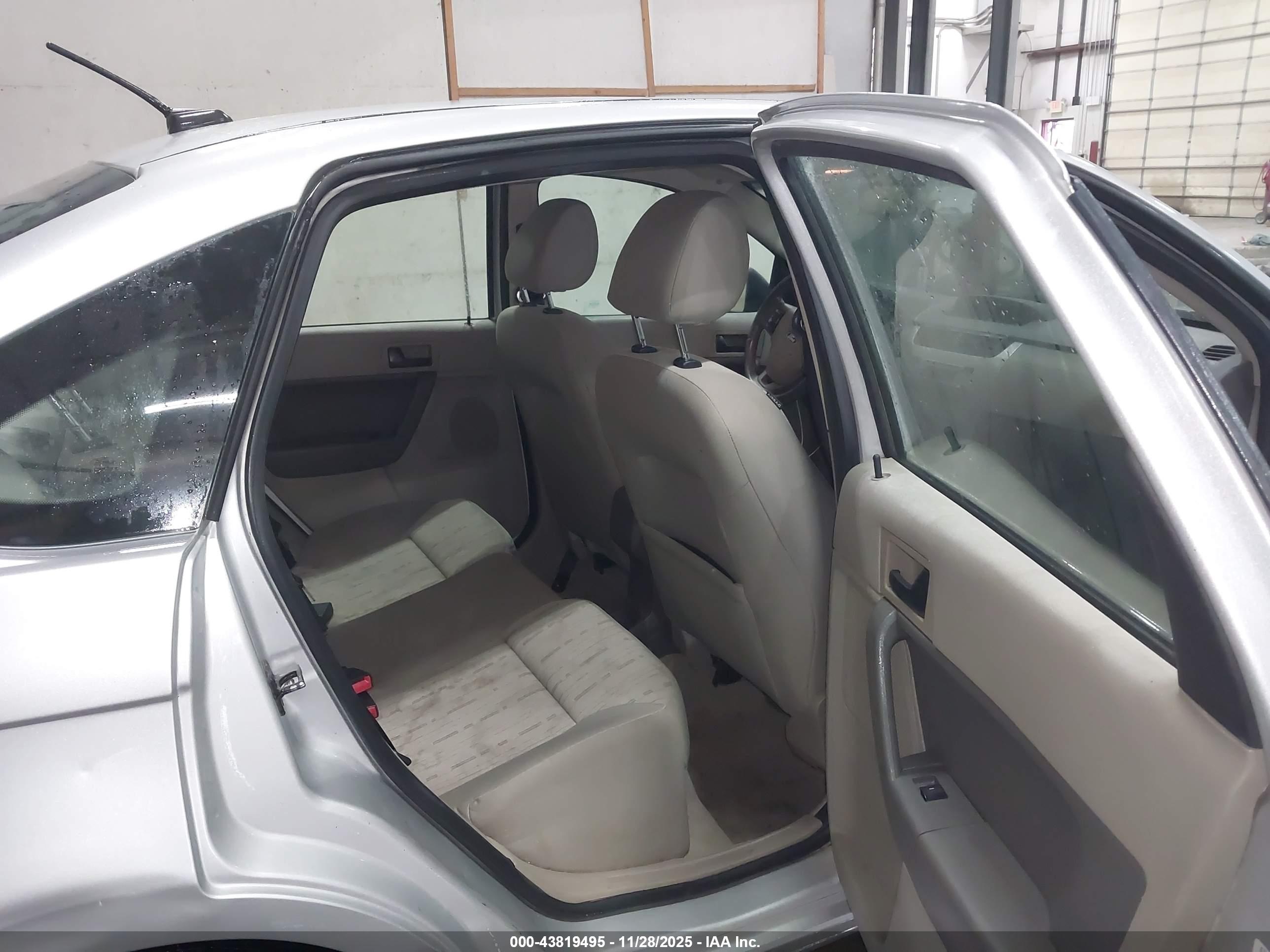 FORD FOCUS image 8