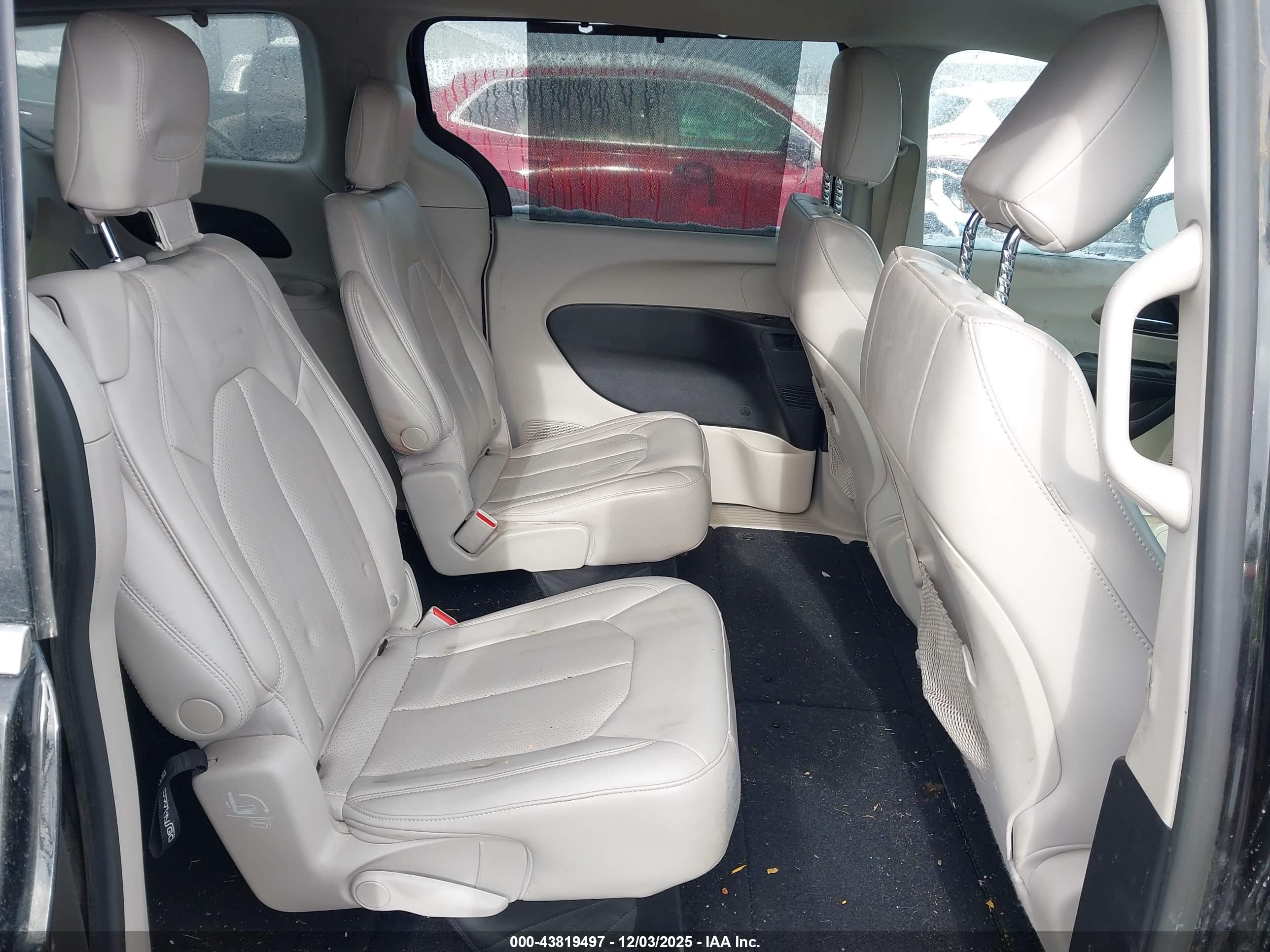 CHRYSLER VOYAGER image 8