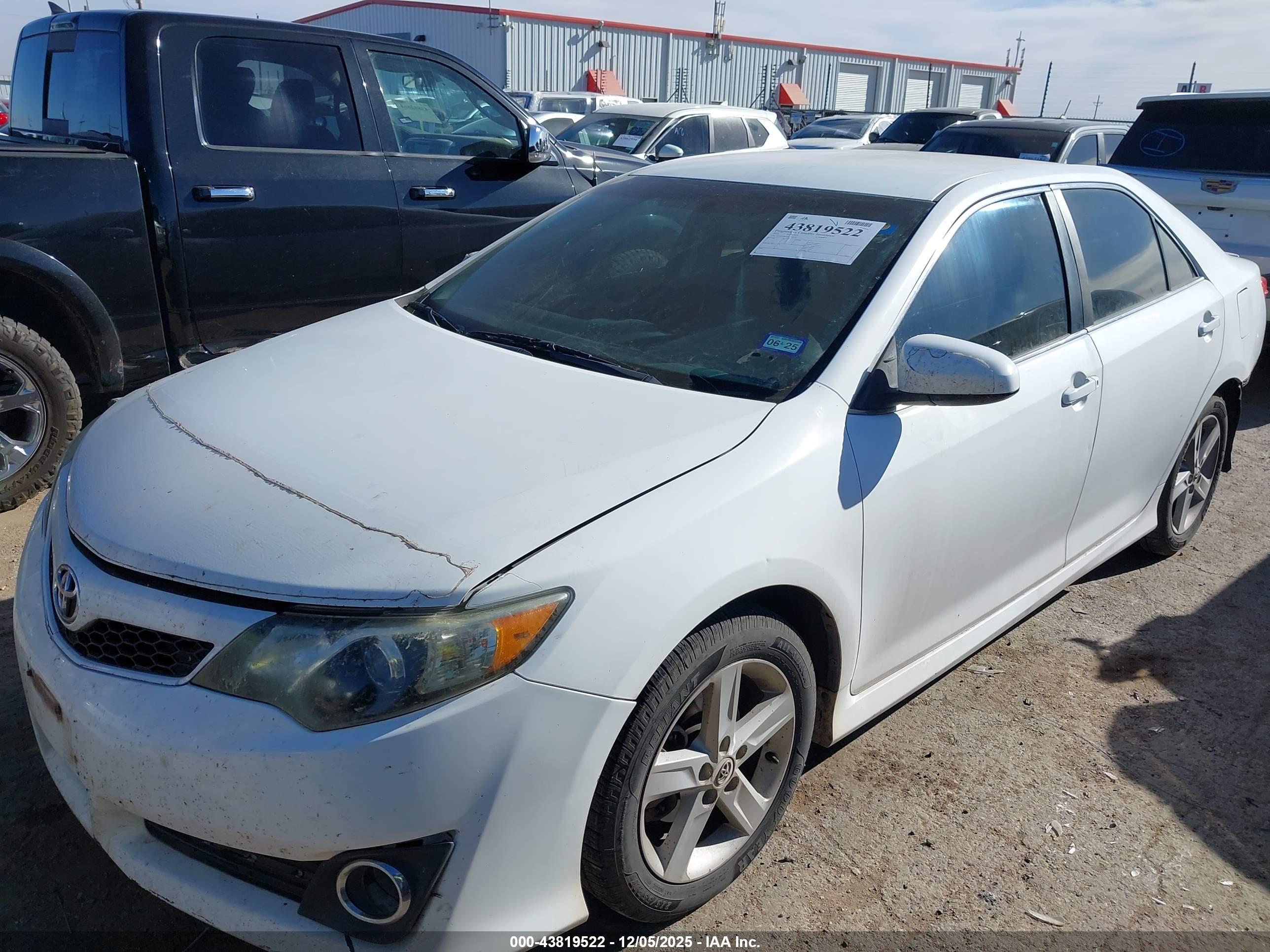 TOYOTA CAMRY image 2