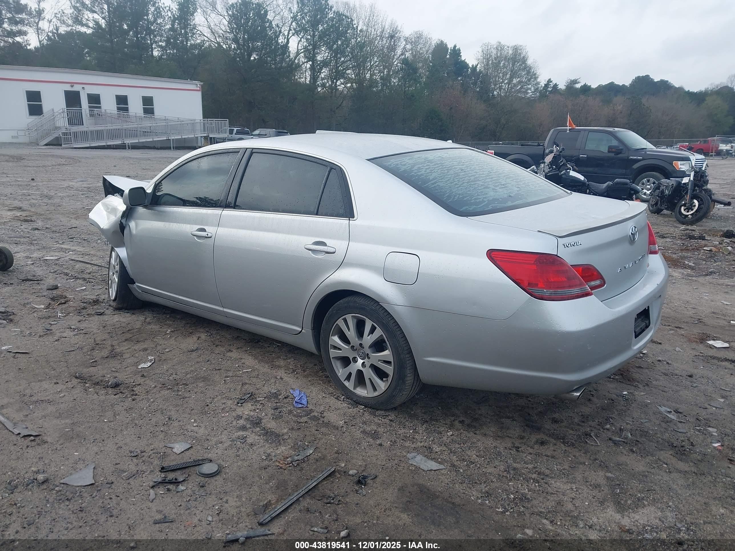 TOYOTA AVALON image 3
