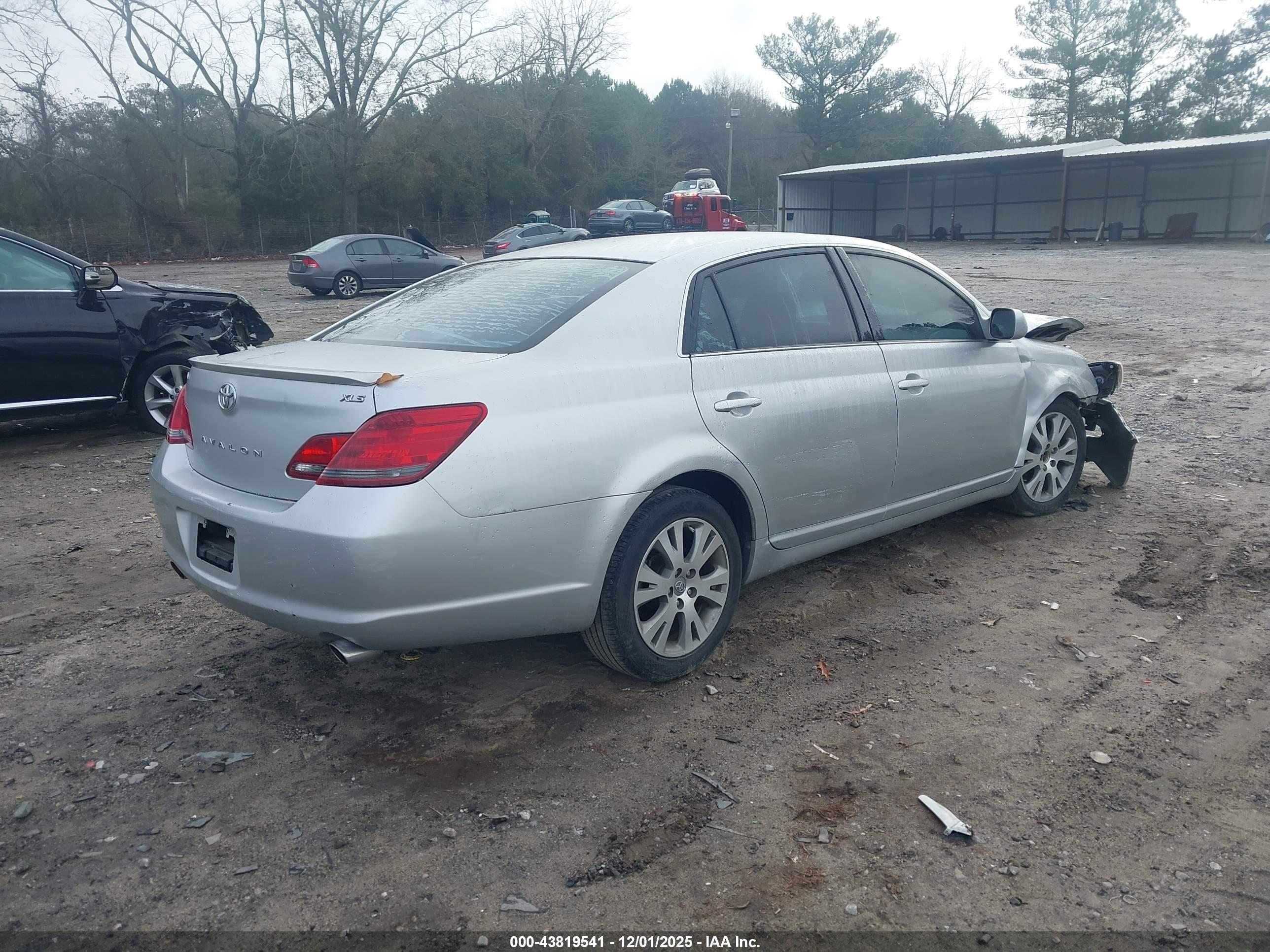TOYOTA AVALON image 4