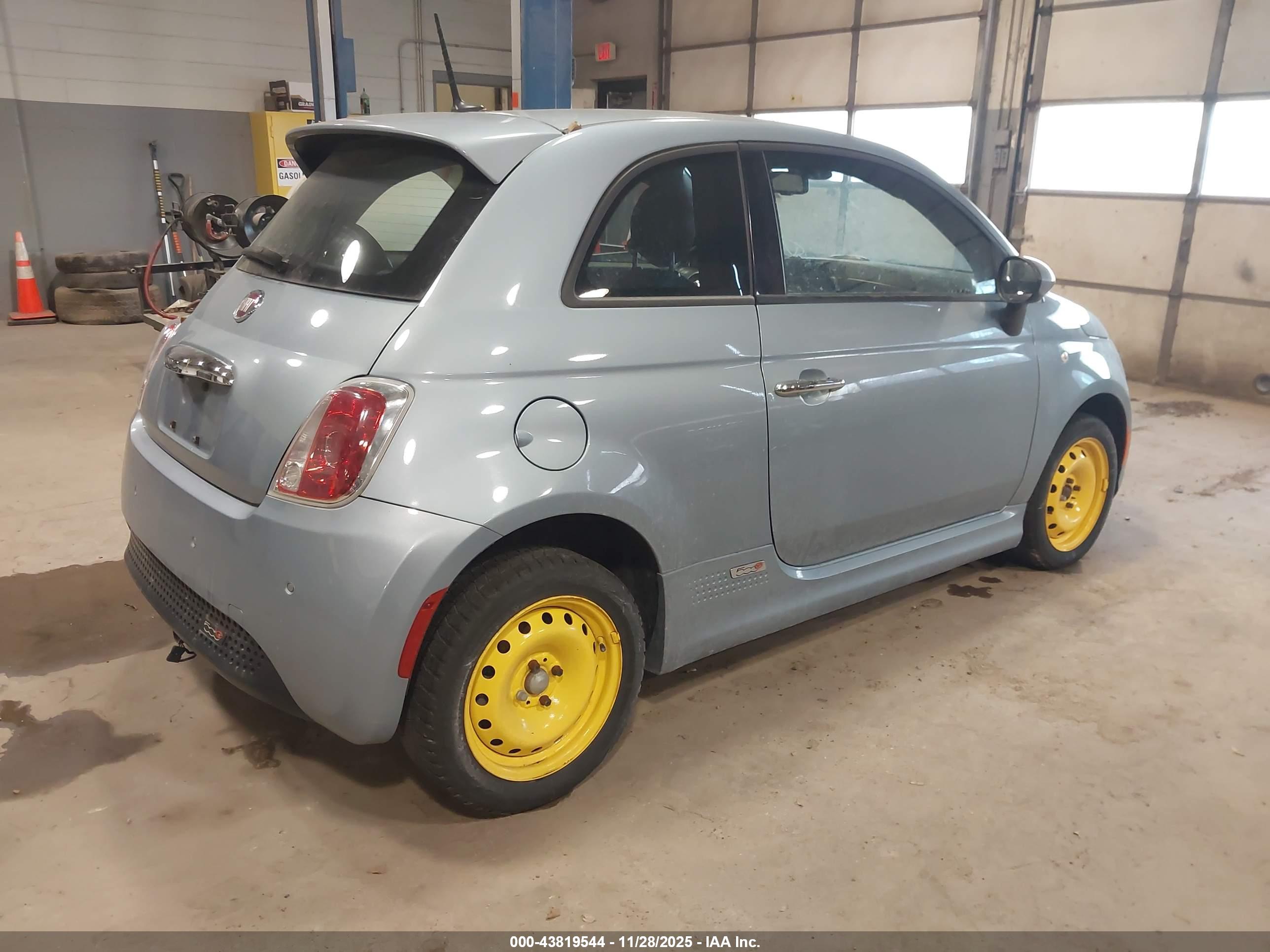 FIAT 500E image 4