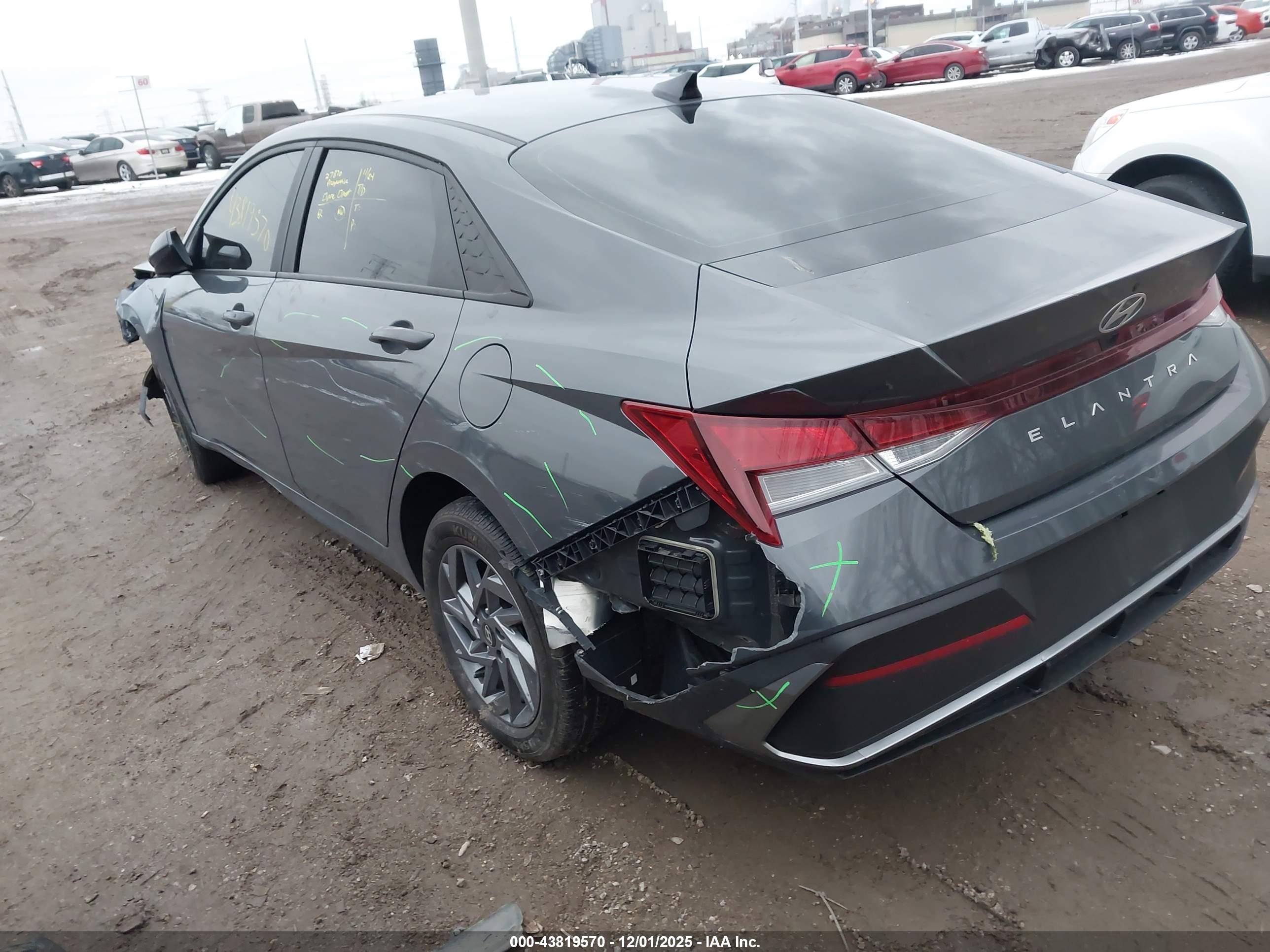 HYUNDAI ELANTRA image 3