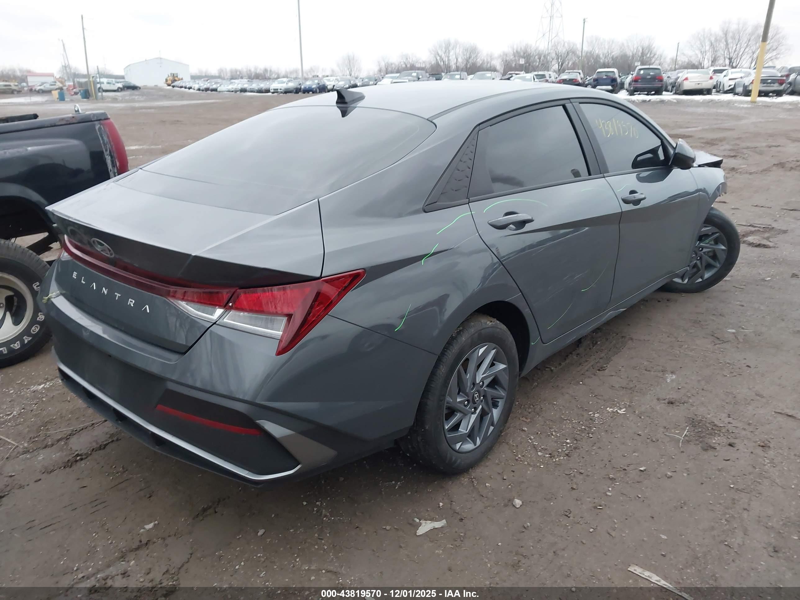 HYUNDAI ELANTRA image 4