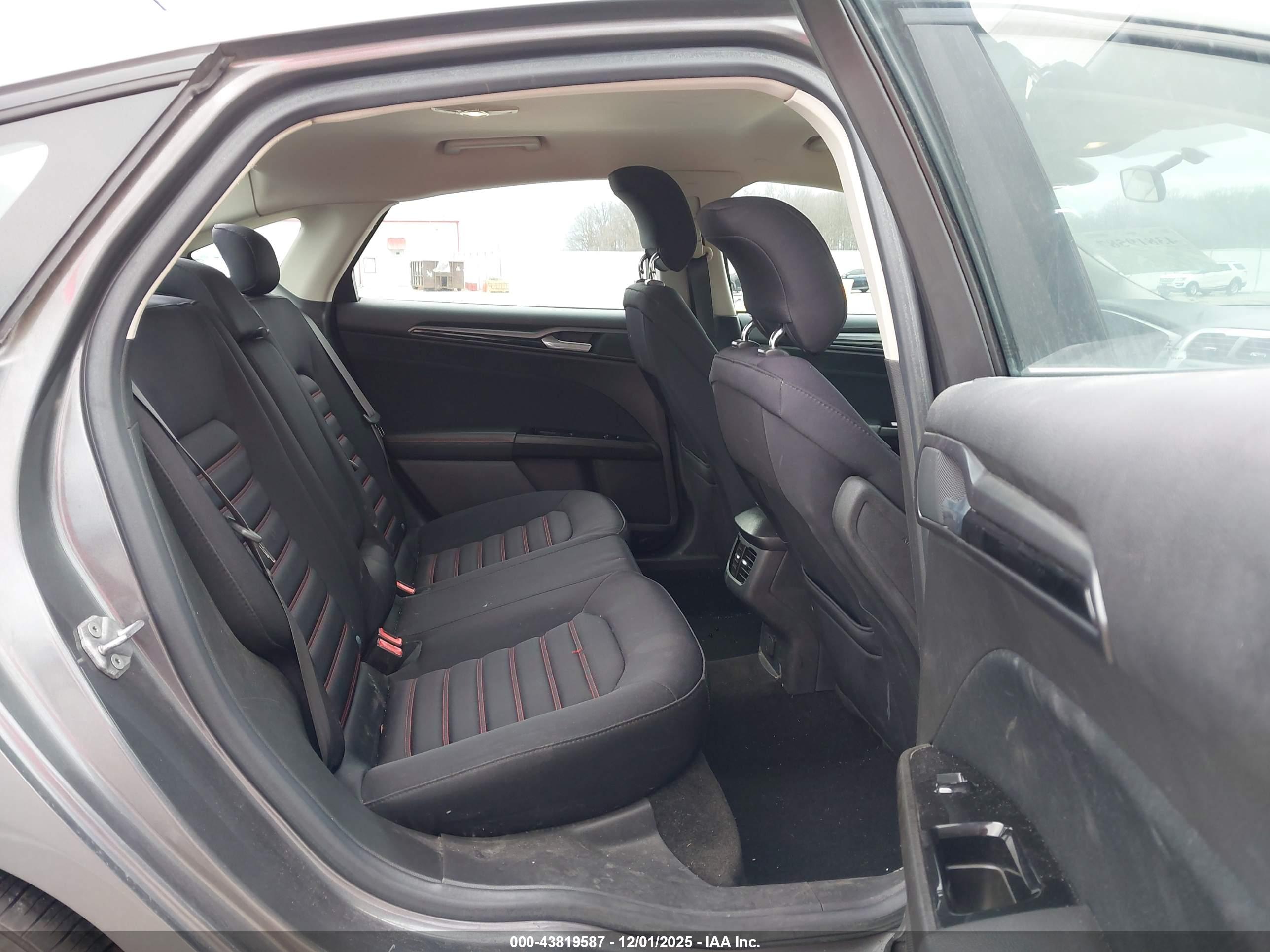 FORD FUSION image 8
