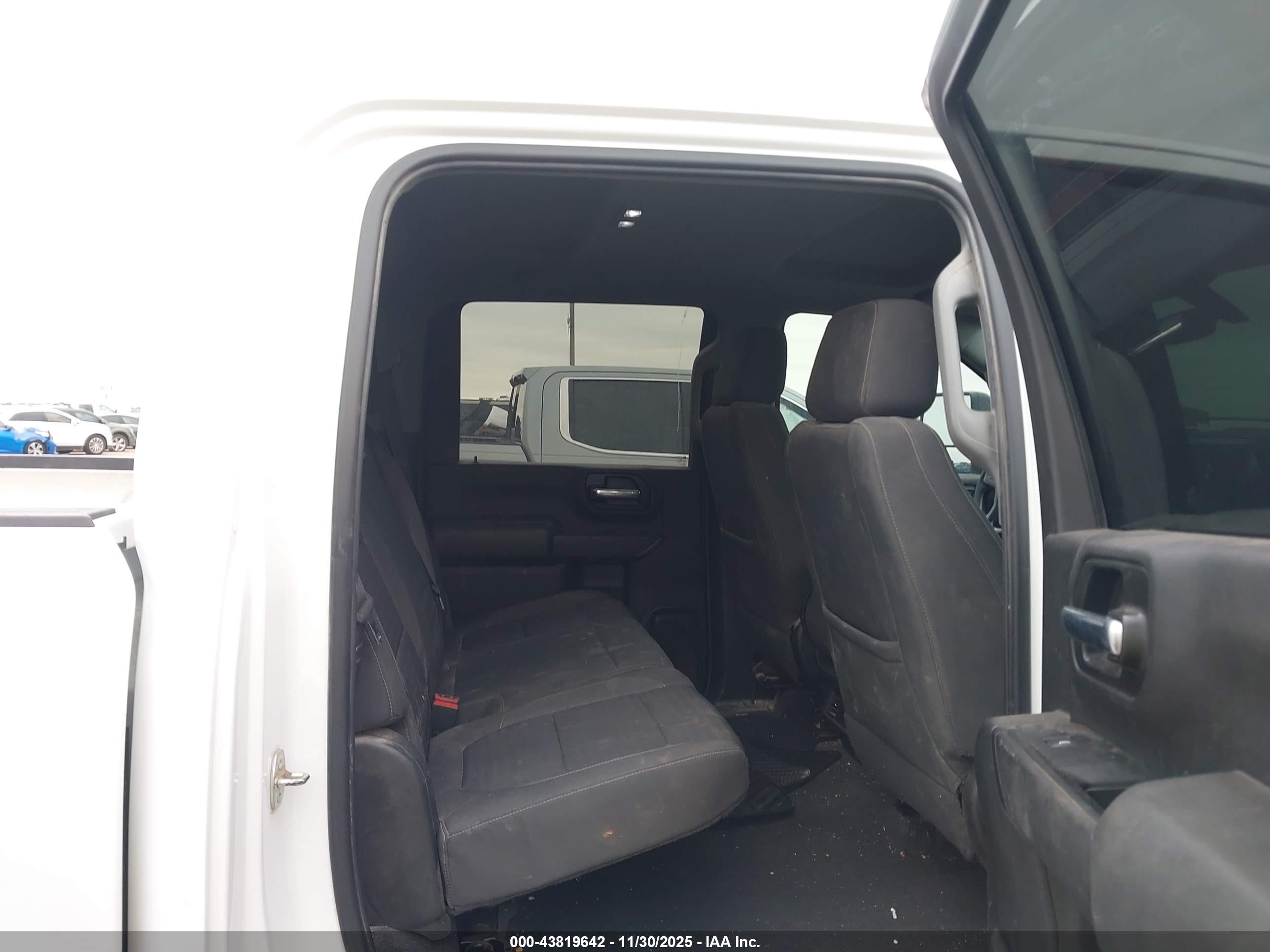 CHEVROLET SILVERADO image 8