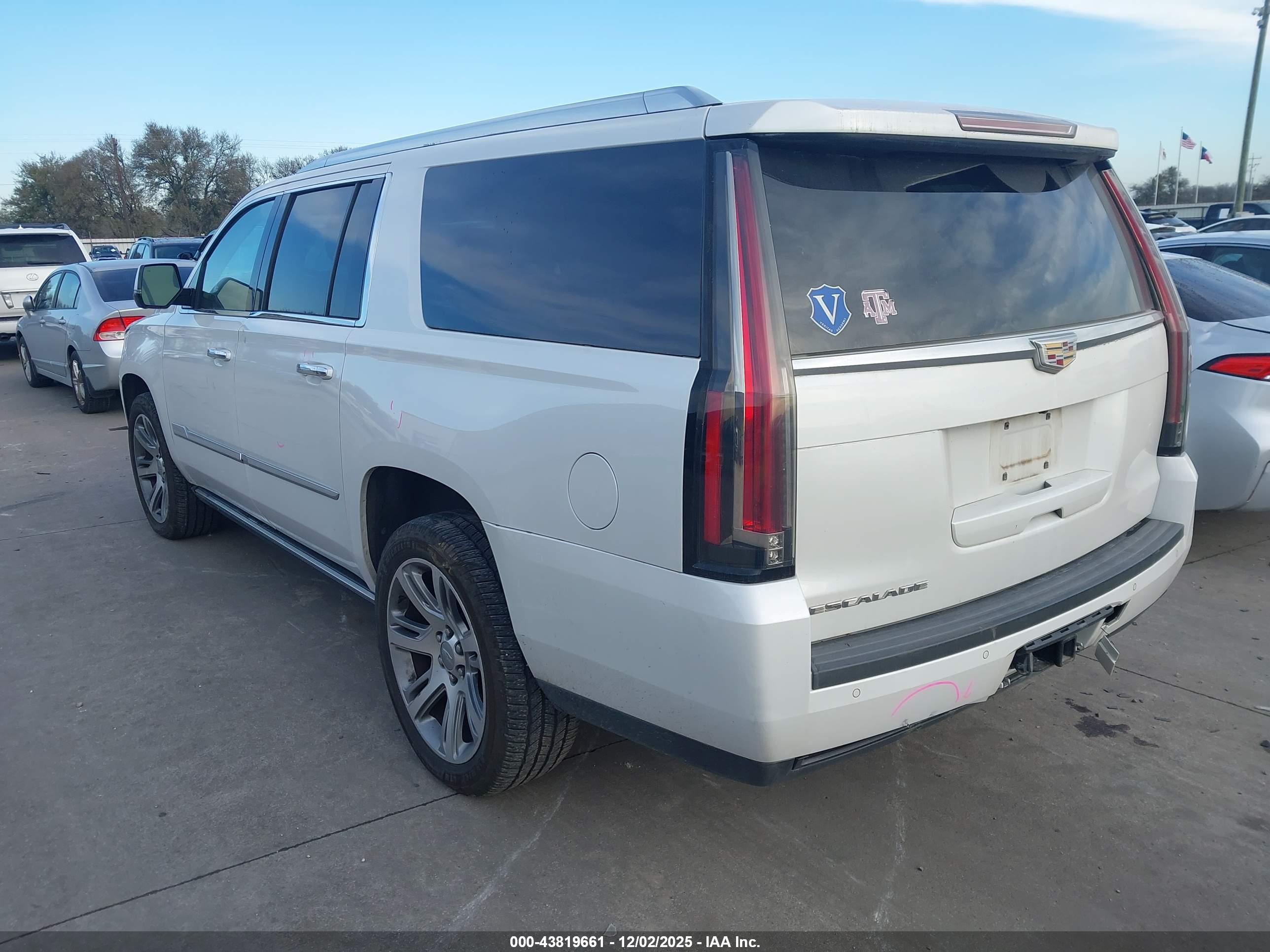 CADILLAC ESCALADE image 3