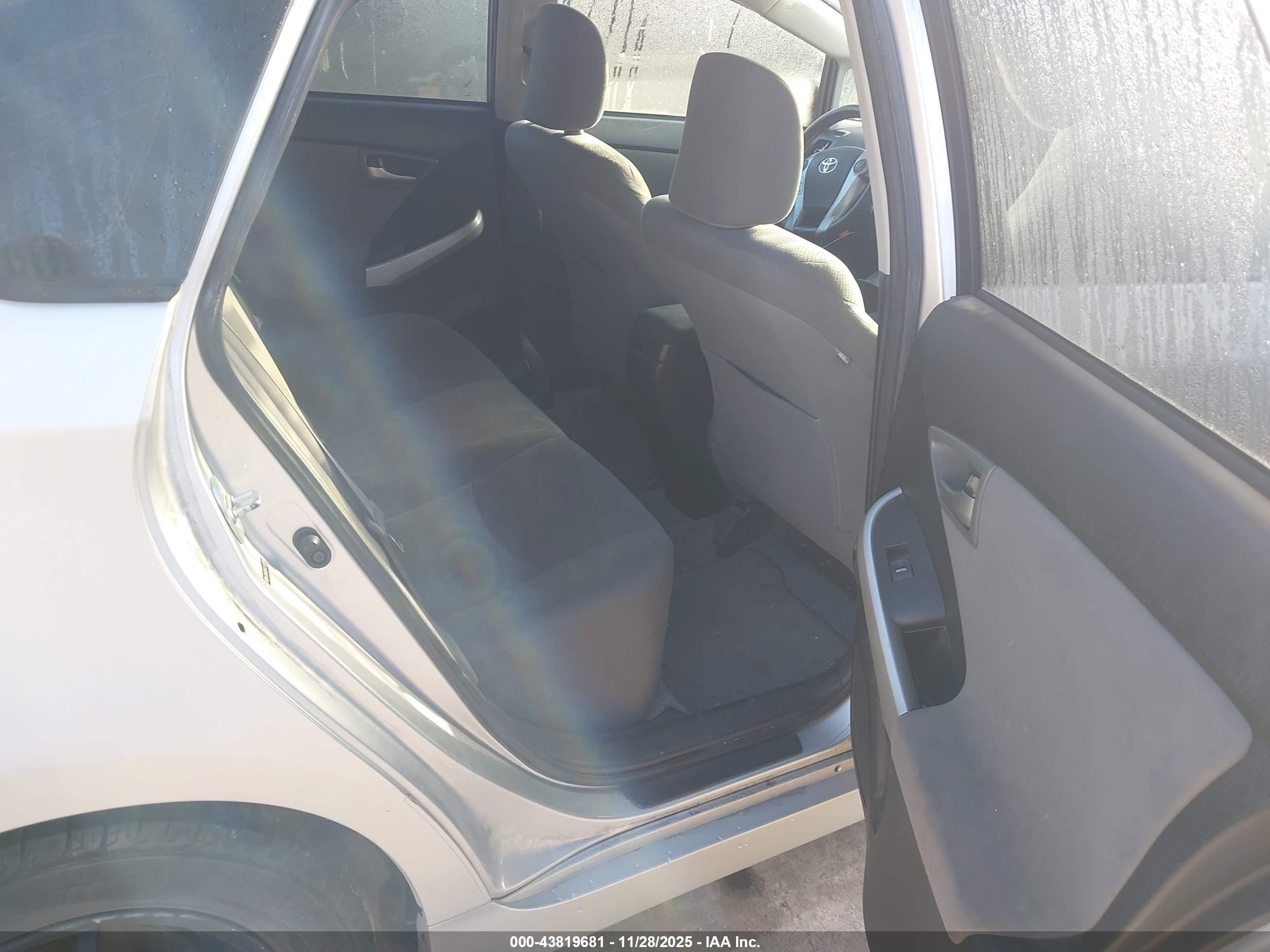 TOYOTA PRIUS image 8