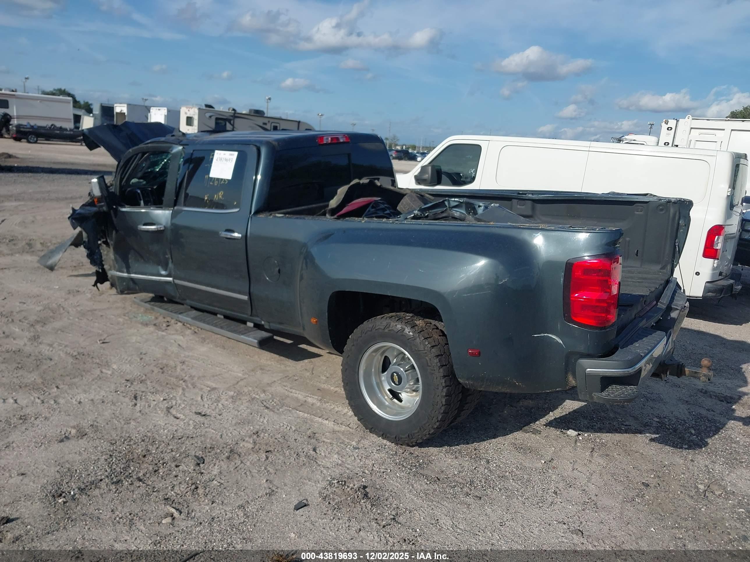 CHEVROLET SILVERADO image 3