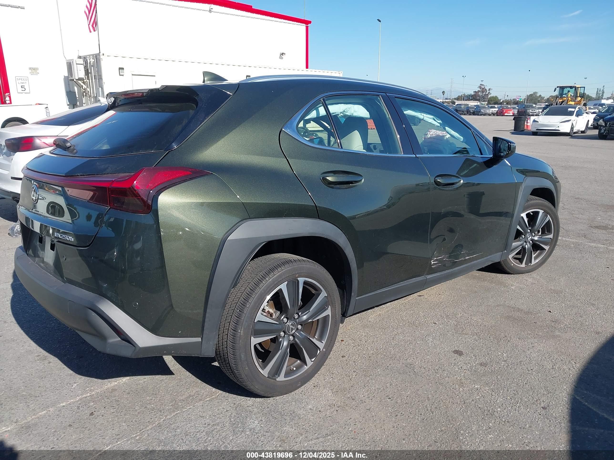LEXUS UX image 4
