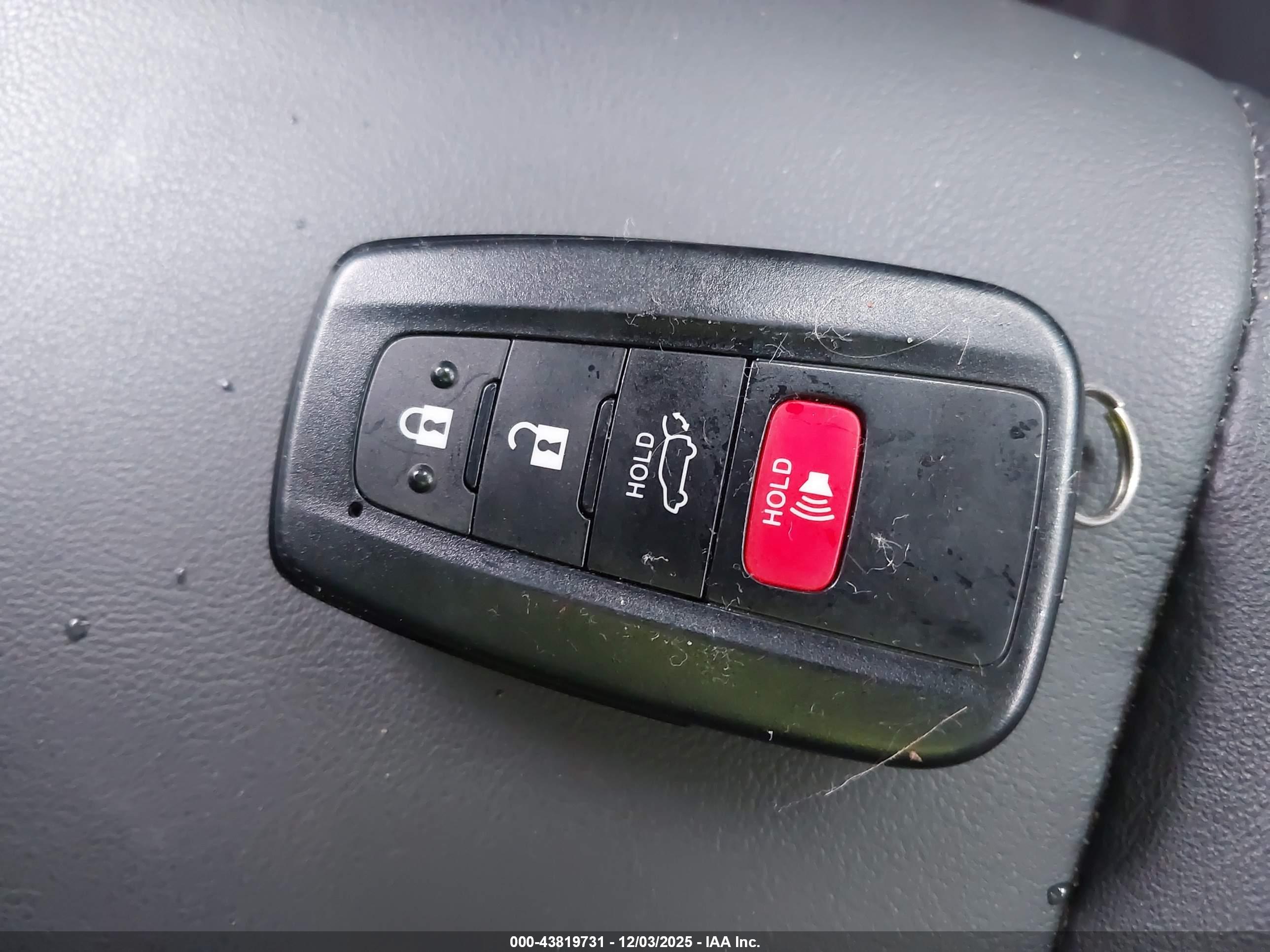 TOYOTA RAV4 image 11