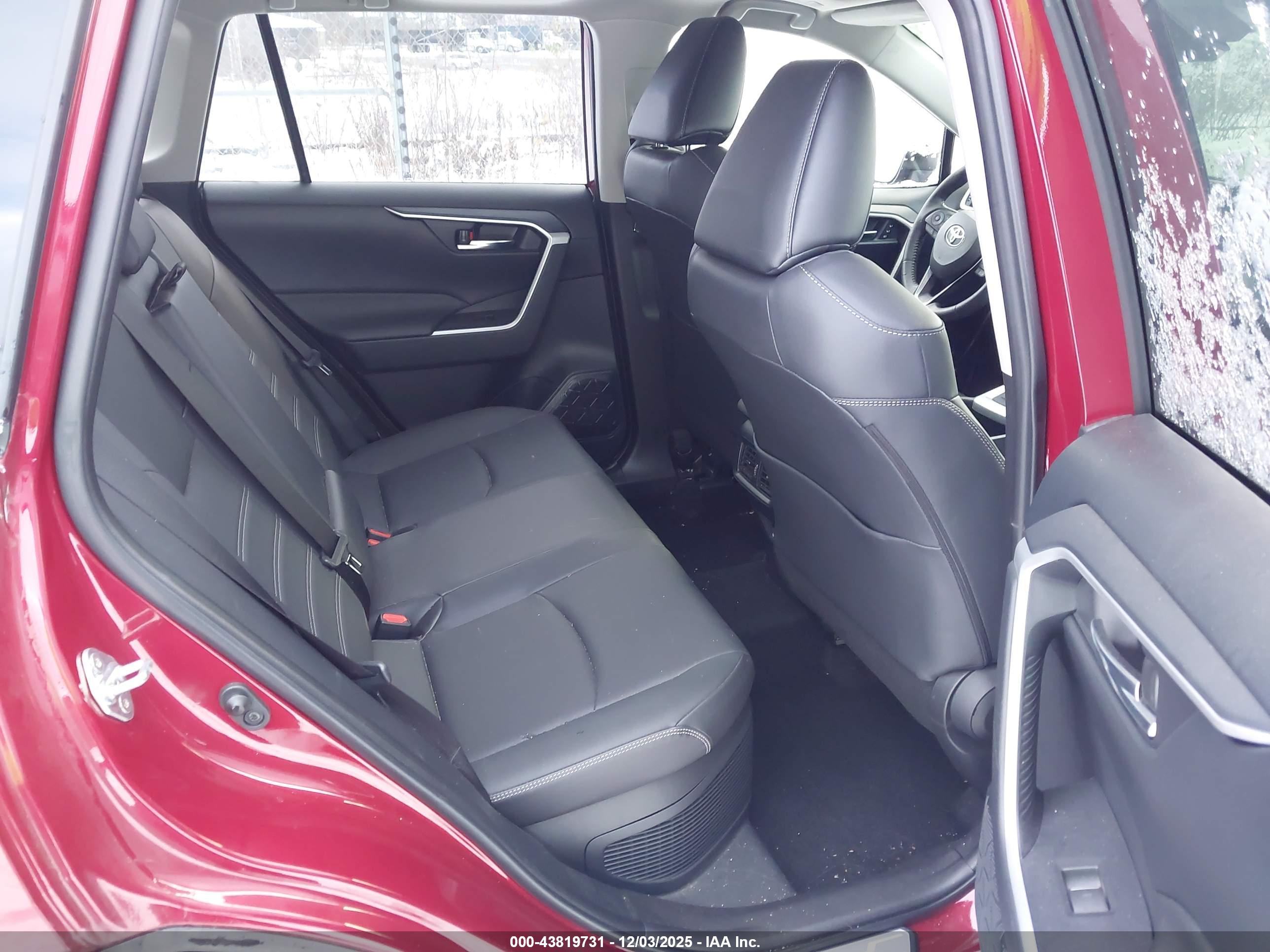 TOYOTA RAV4 image 8