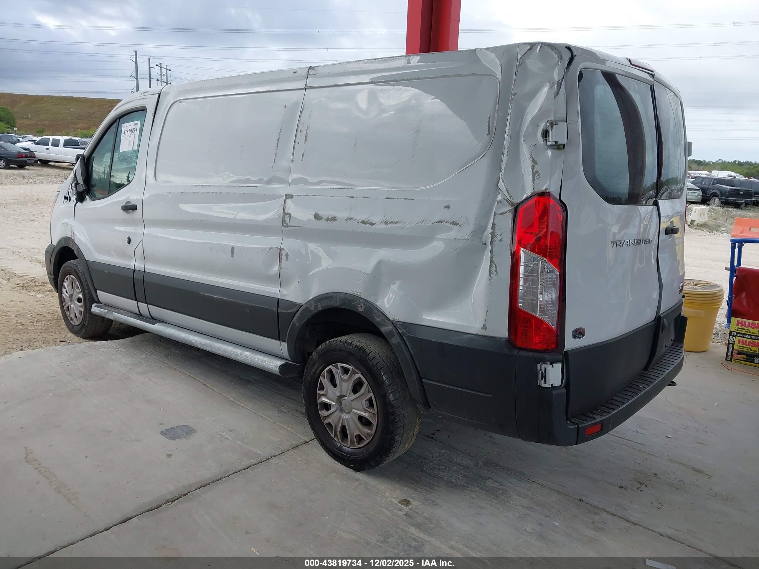 FORD TRANSIT-250 image 3