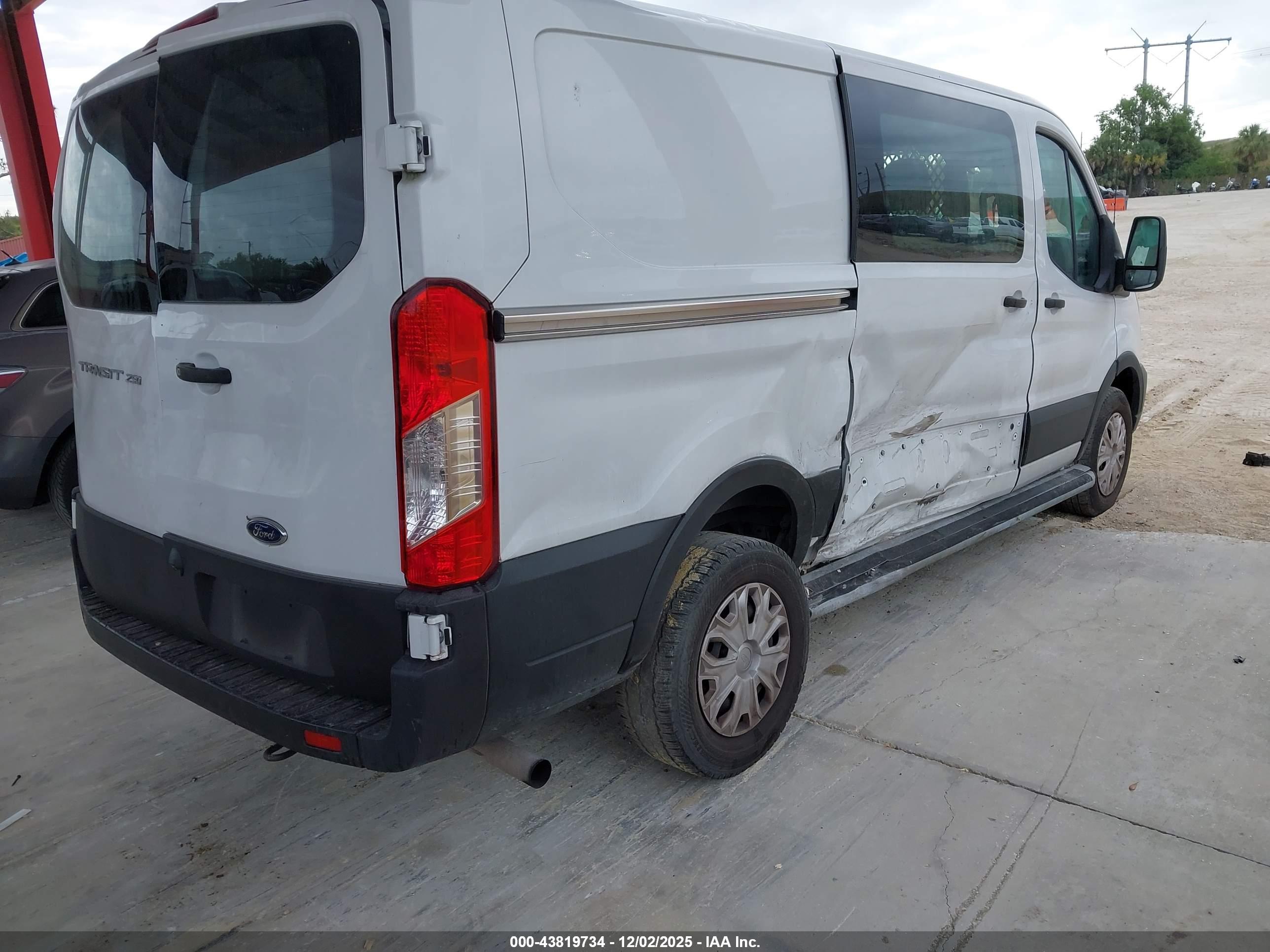 FORD TRANSIT-250 image 4