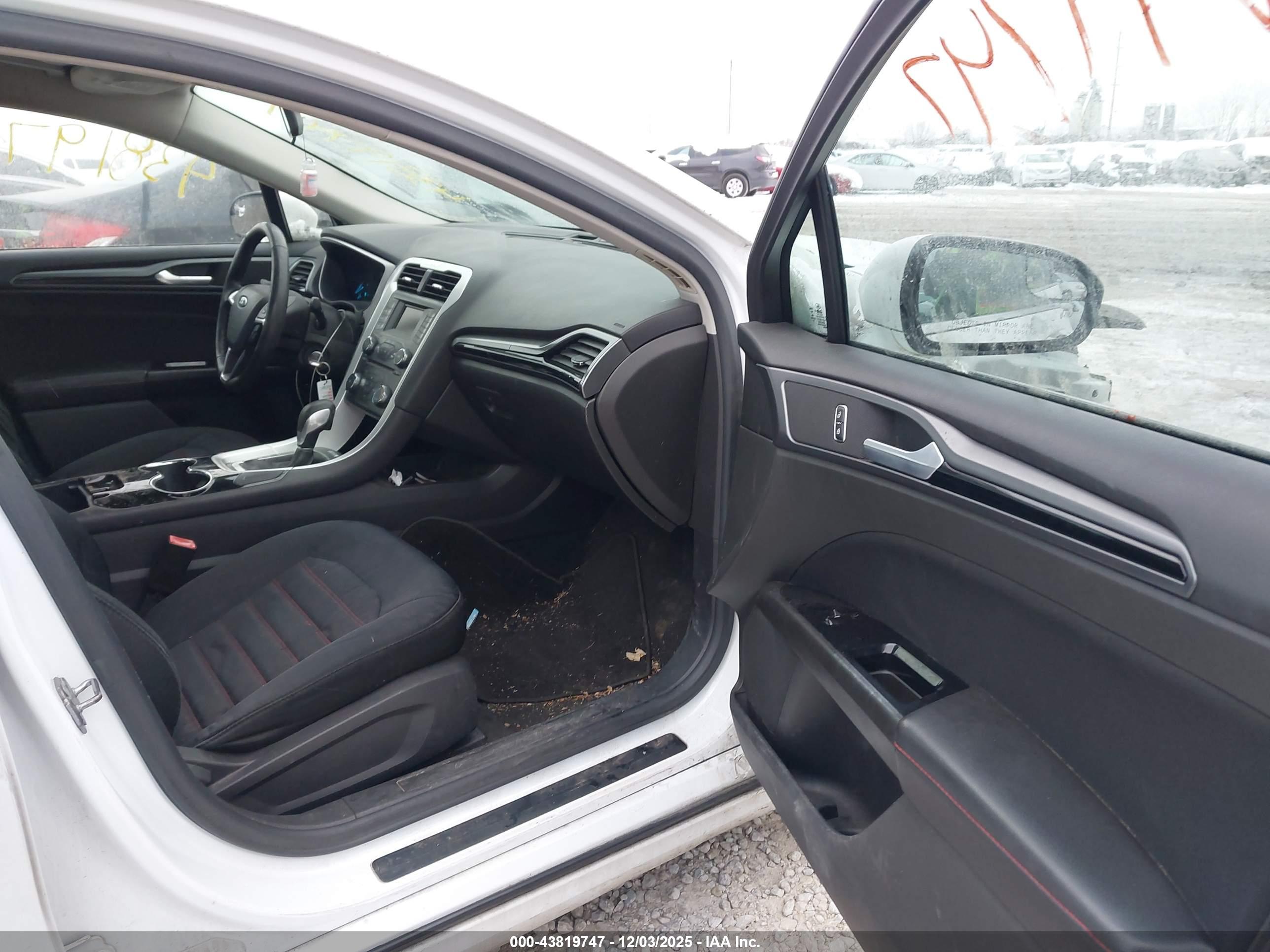 FORD FUSION image 5