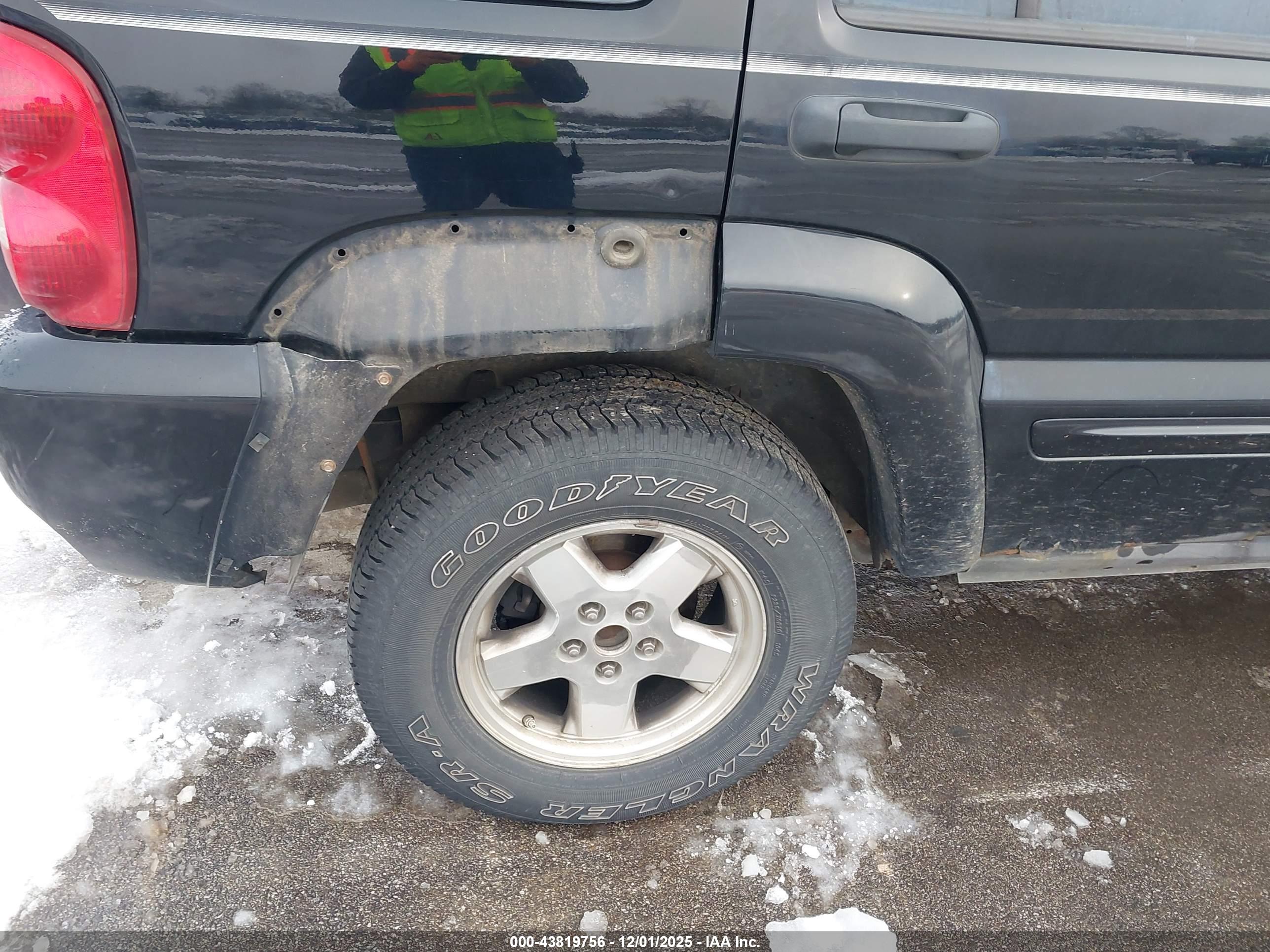 JEEP LIBERTY image 6