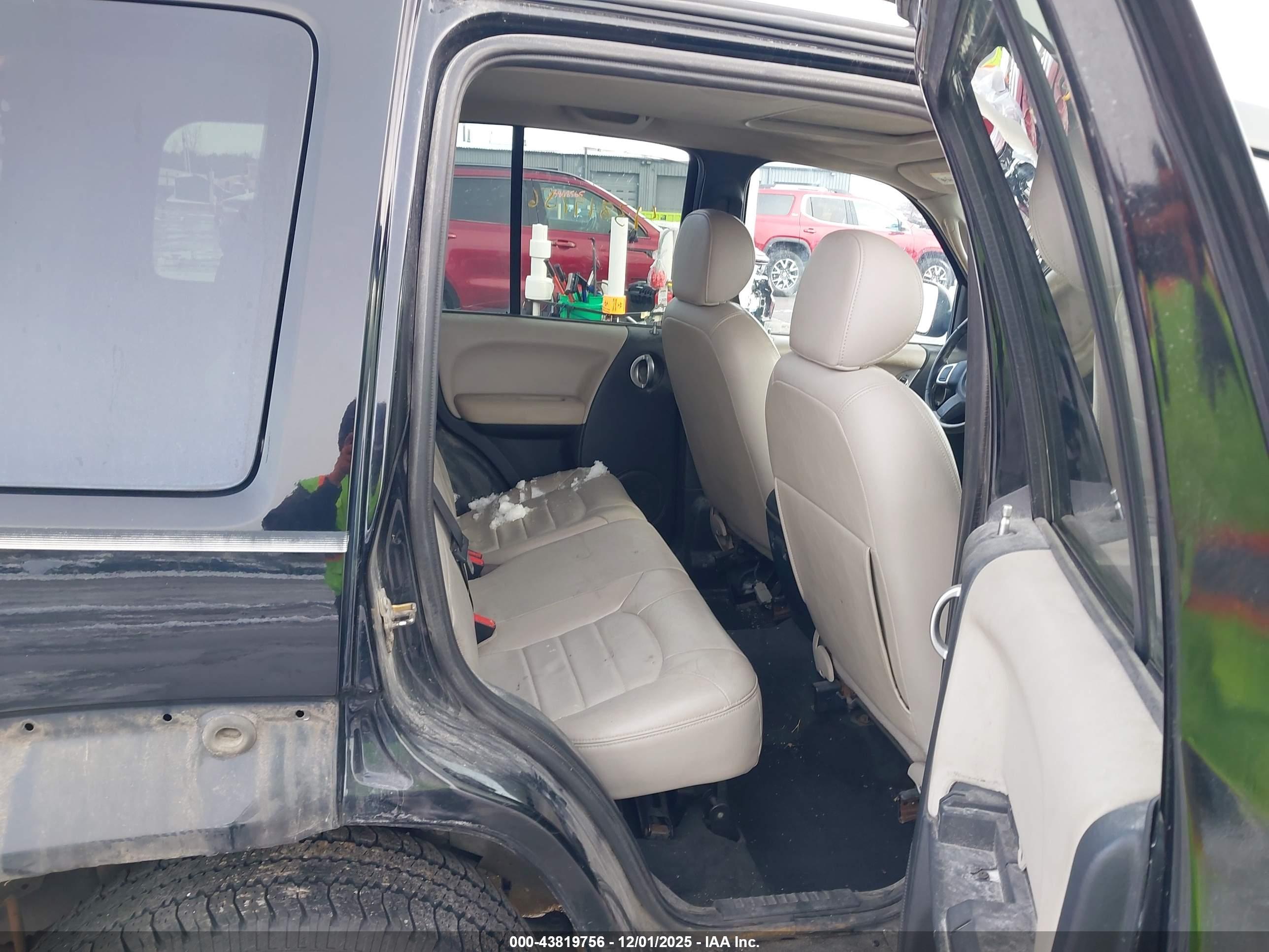 JEEP LIBERTY image 8