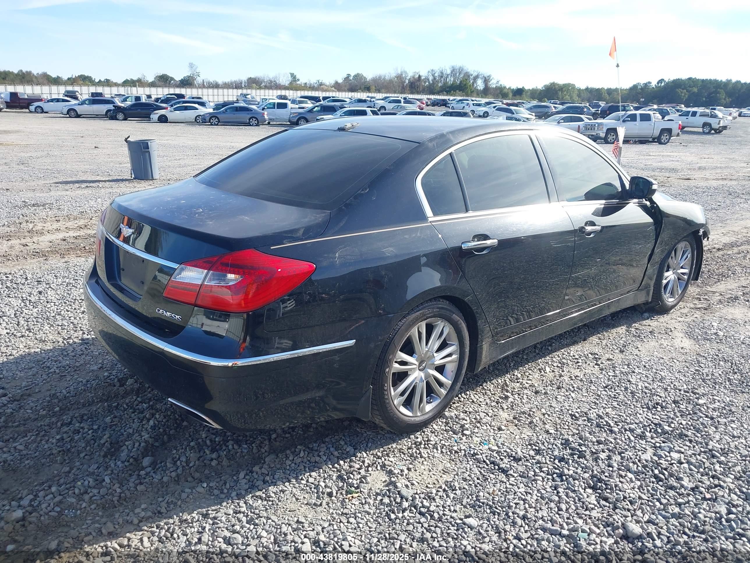HYUNDAI GENESIS image 4