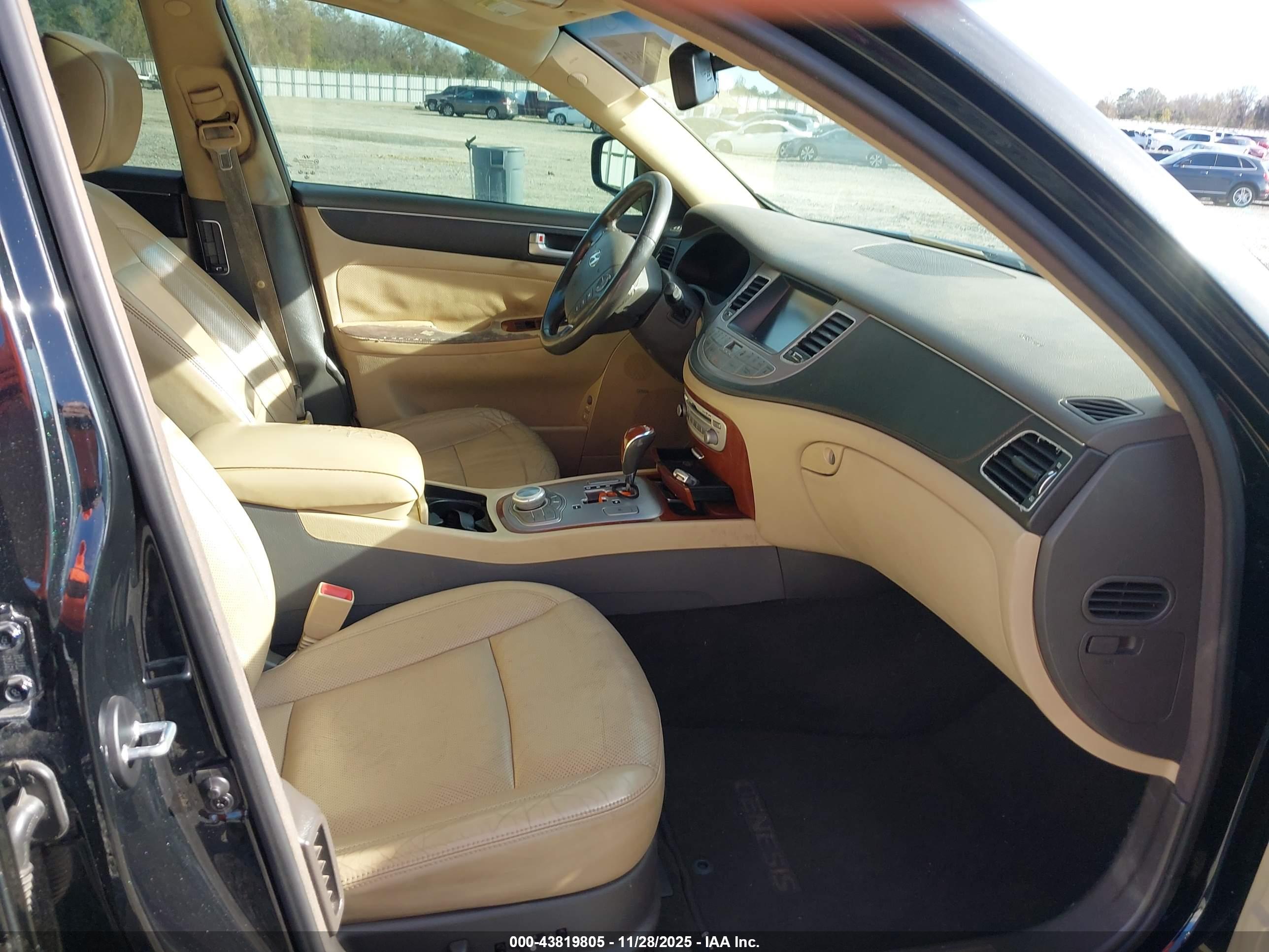 HYUNDAI GENESIS image 5