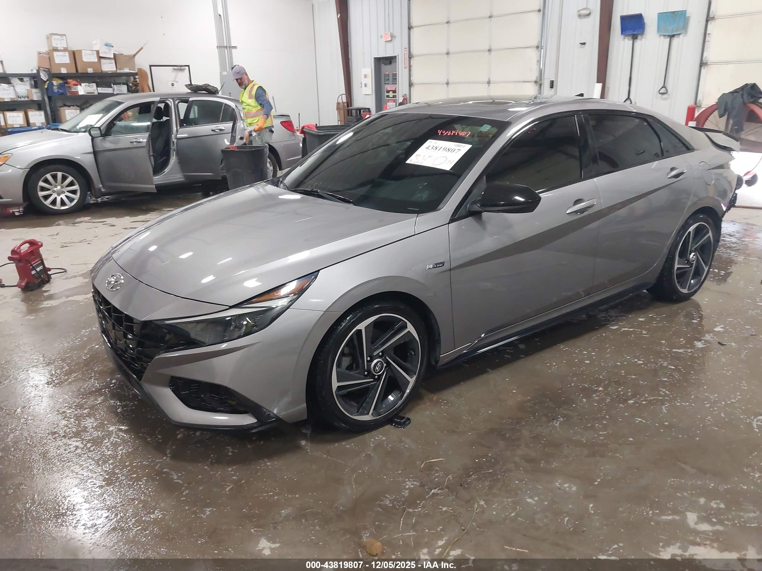 HYUNDAI ELANTRA image 2